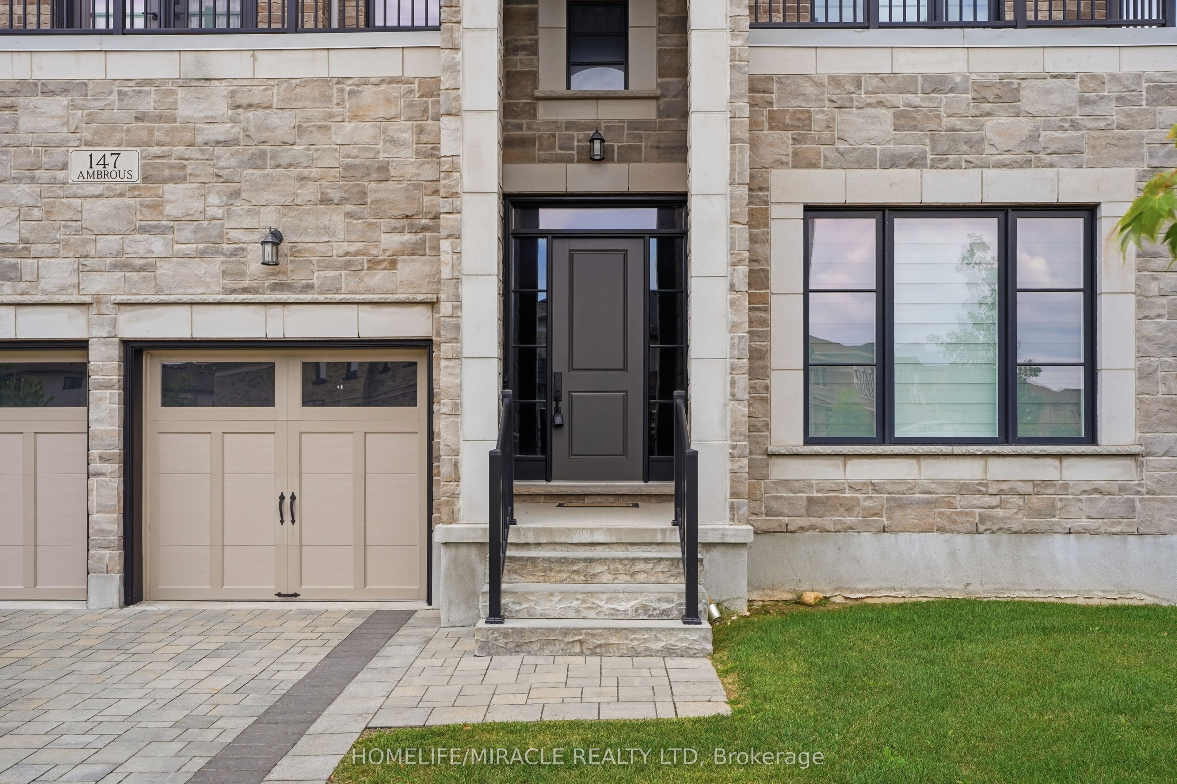 147 AMBROUS Crescent W