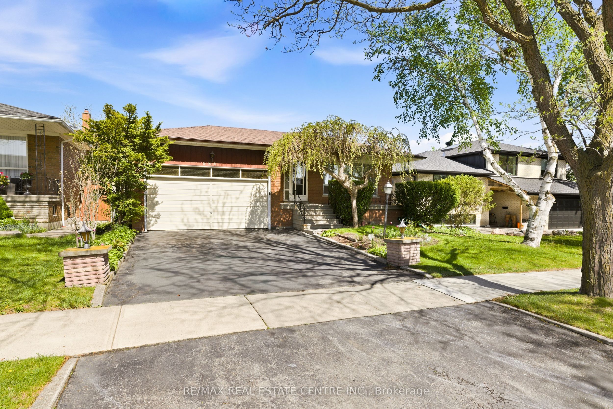 893 Hollowtree Crescent