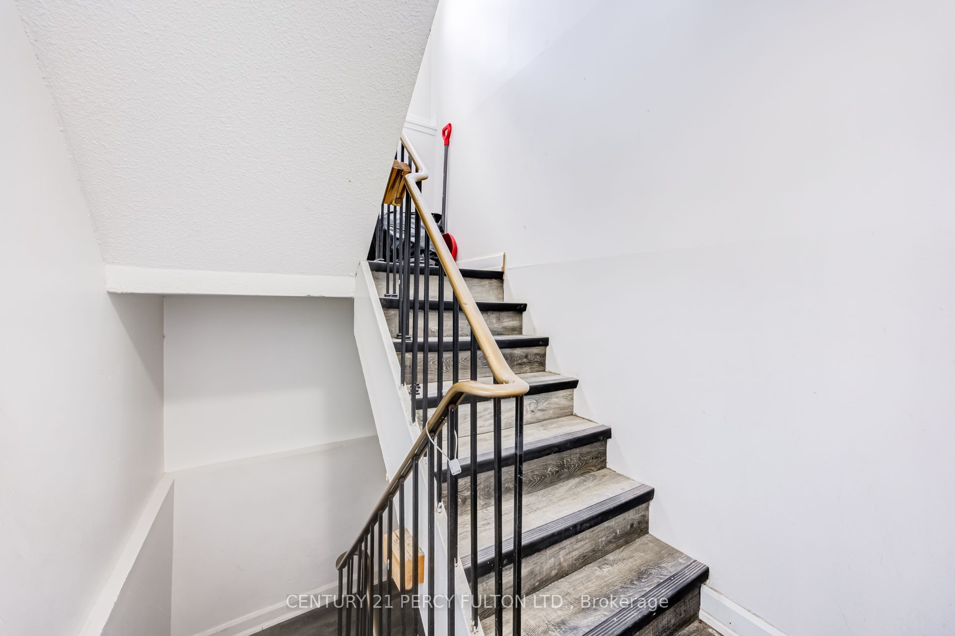 1100 Simcoe Street S