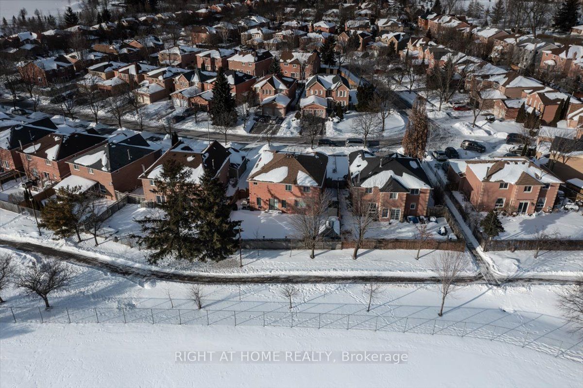 33 Willcocks Crescent