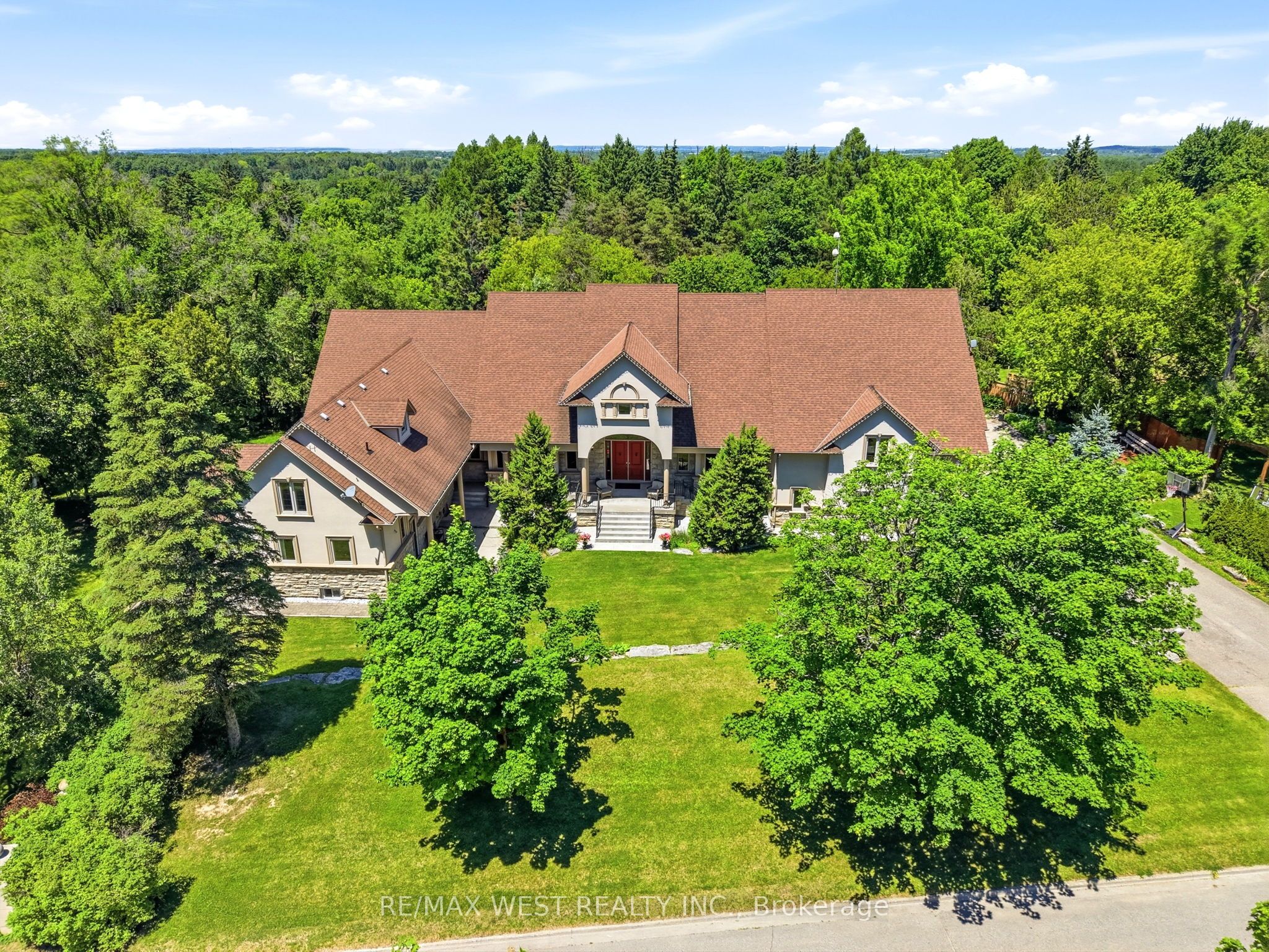 2 Kingswood Drive