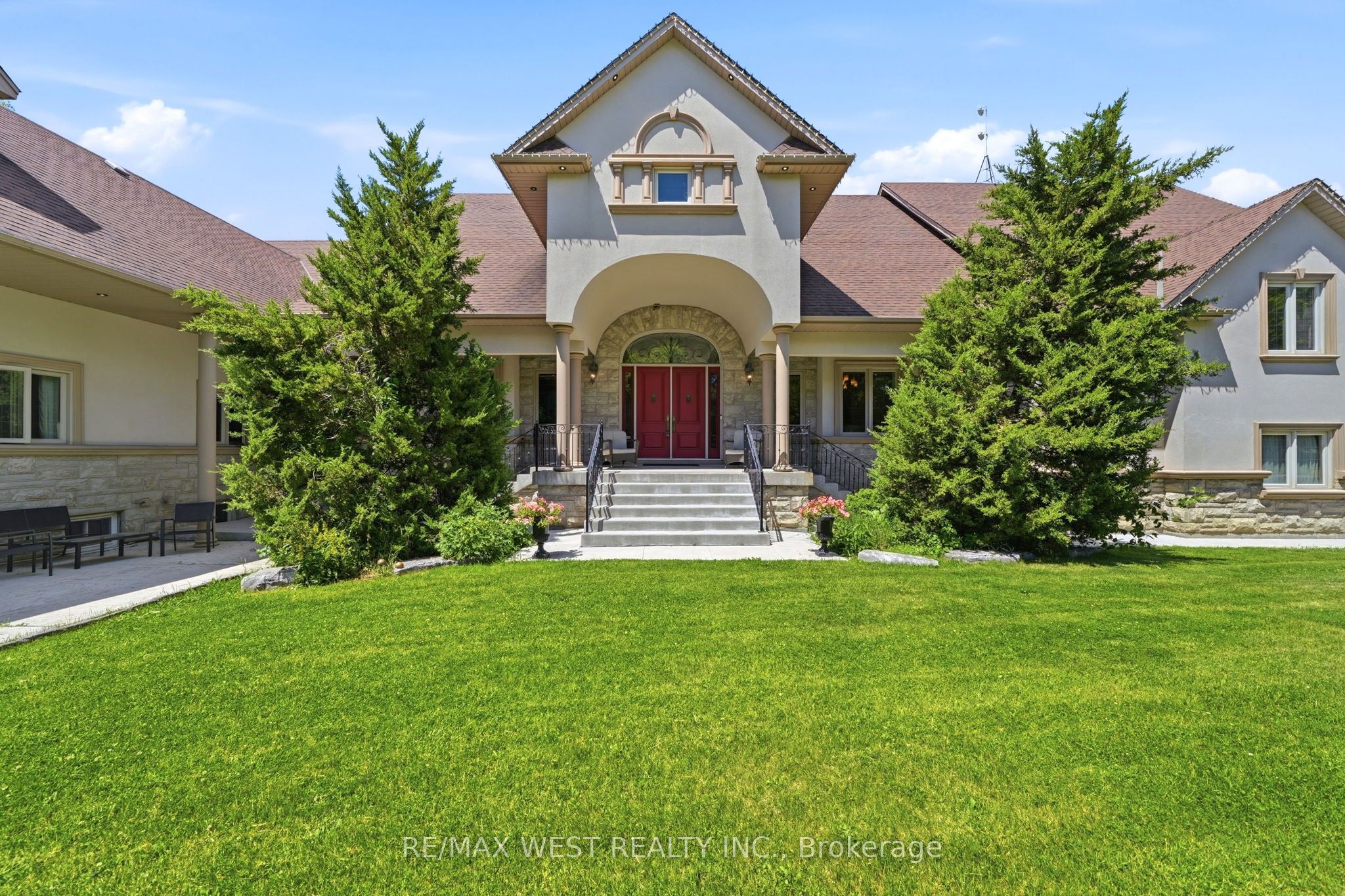 2 Kingswood Drive