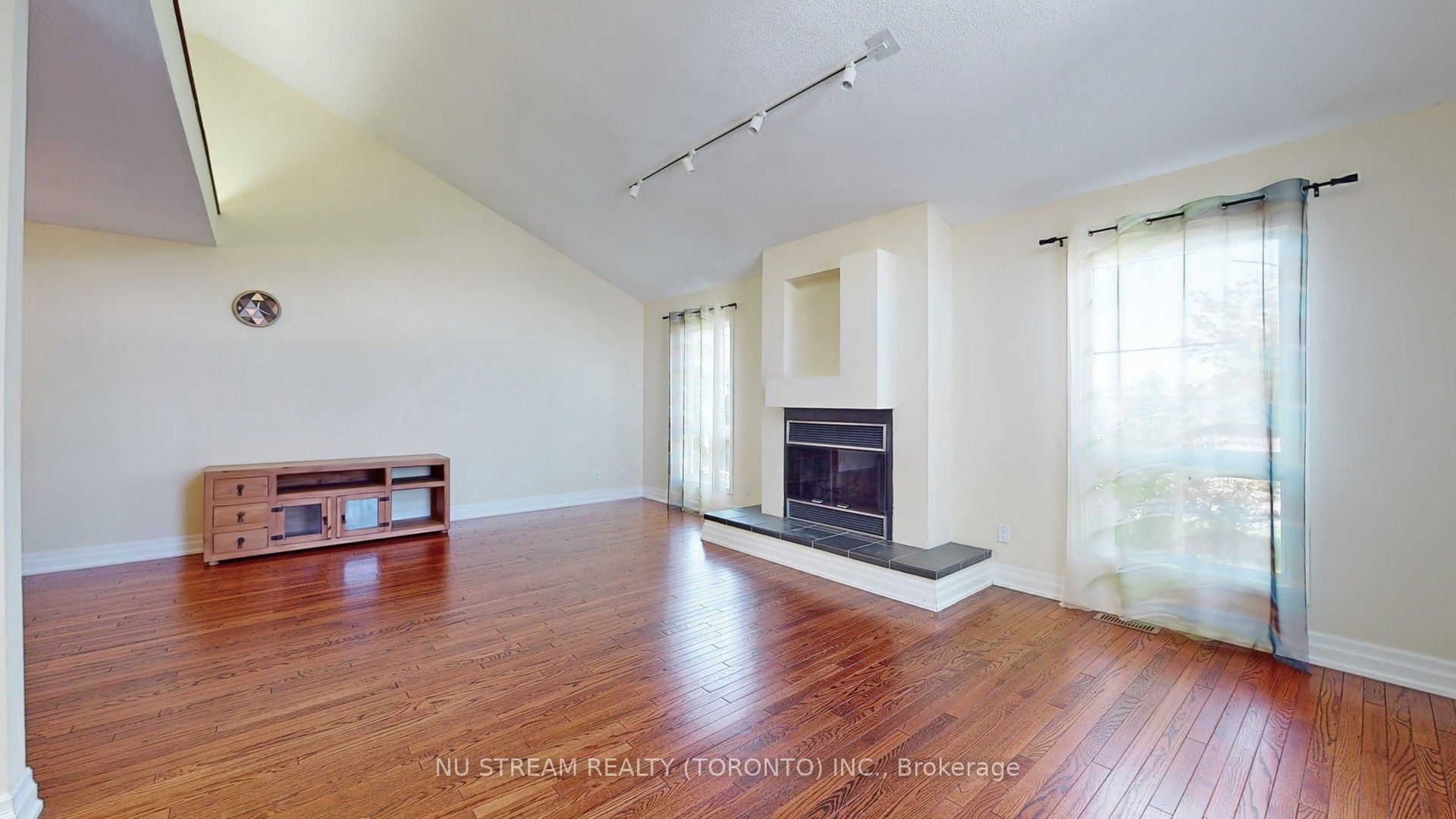 15 Bond Crescent