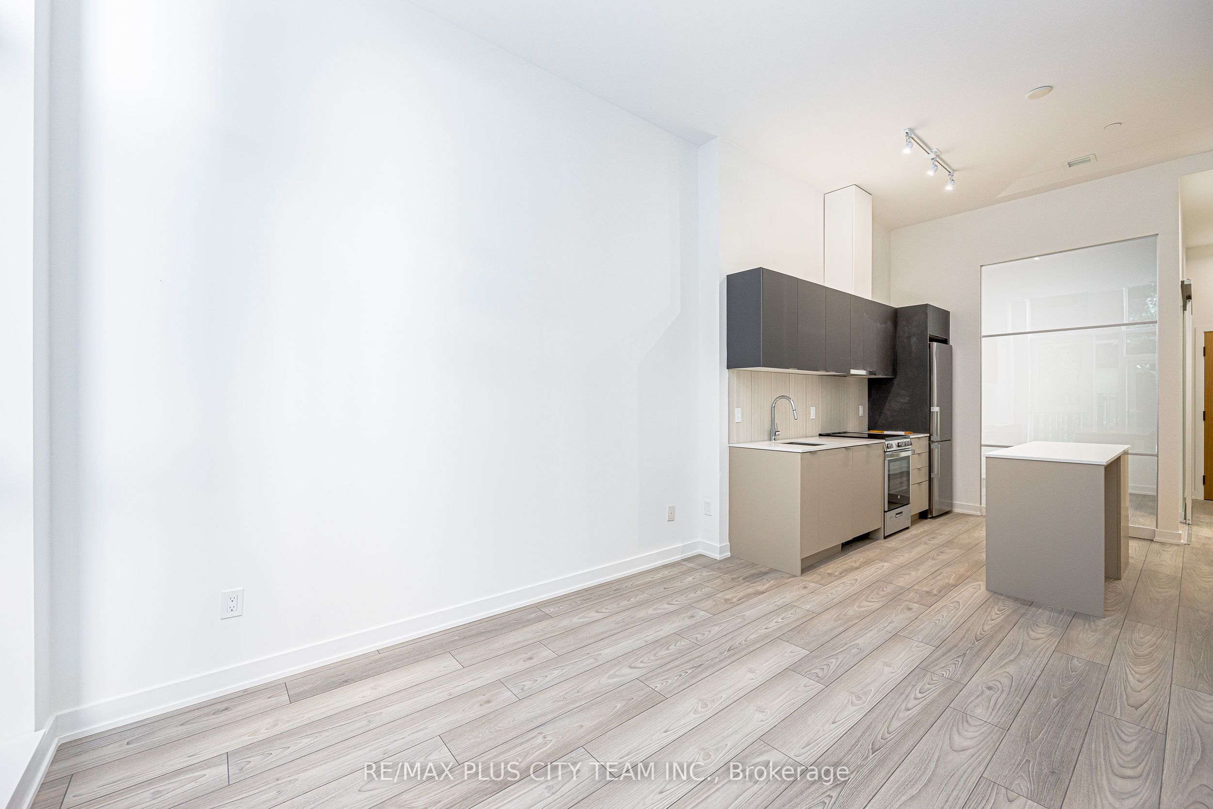 8 Tippett Road 105