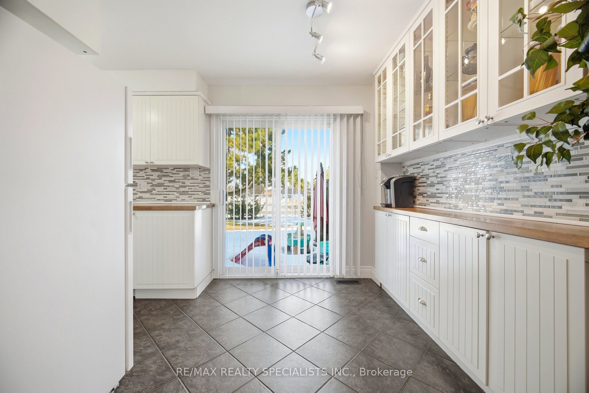 371 Bronte Street S 41