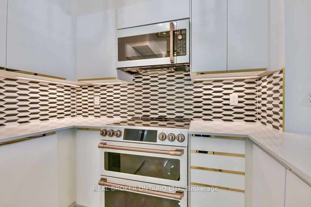 190 Manitoba Street 710