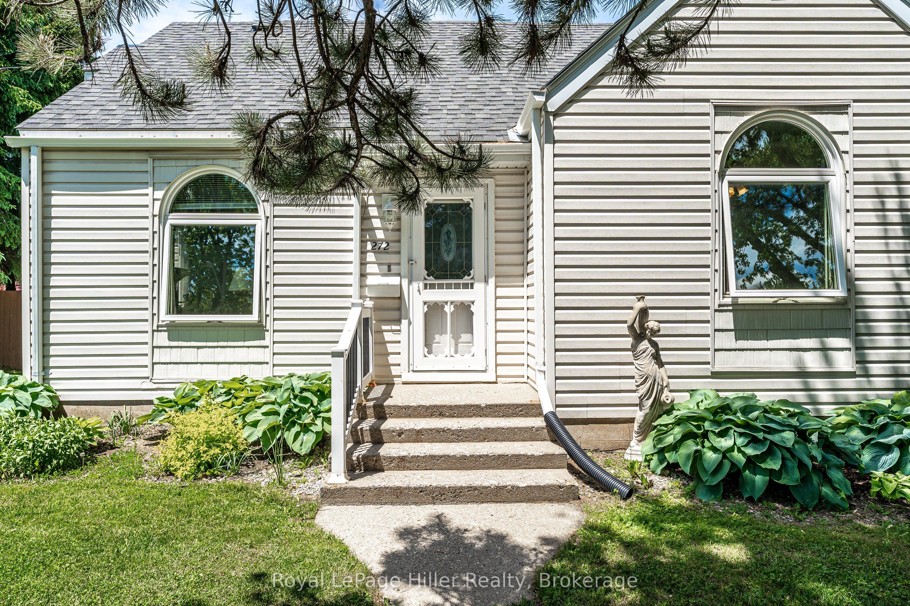 272 John Street N