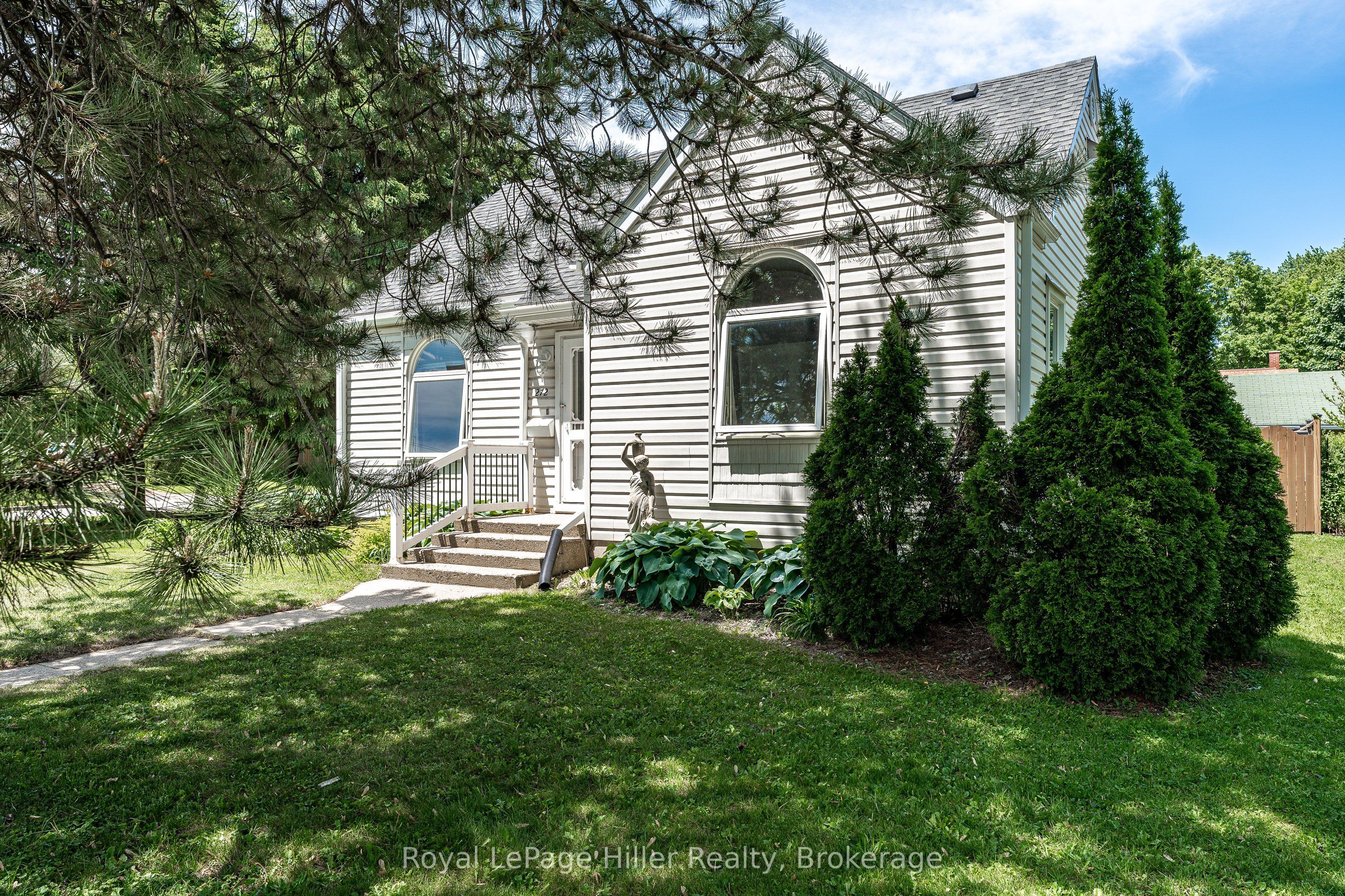272 John Street N