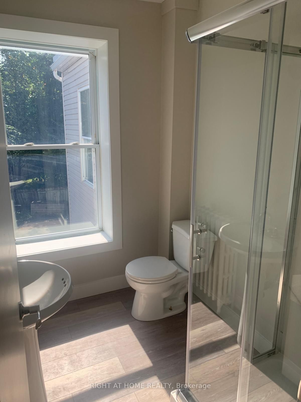 728-730 Simcoe Street S 6