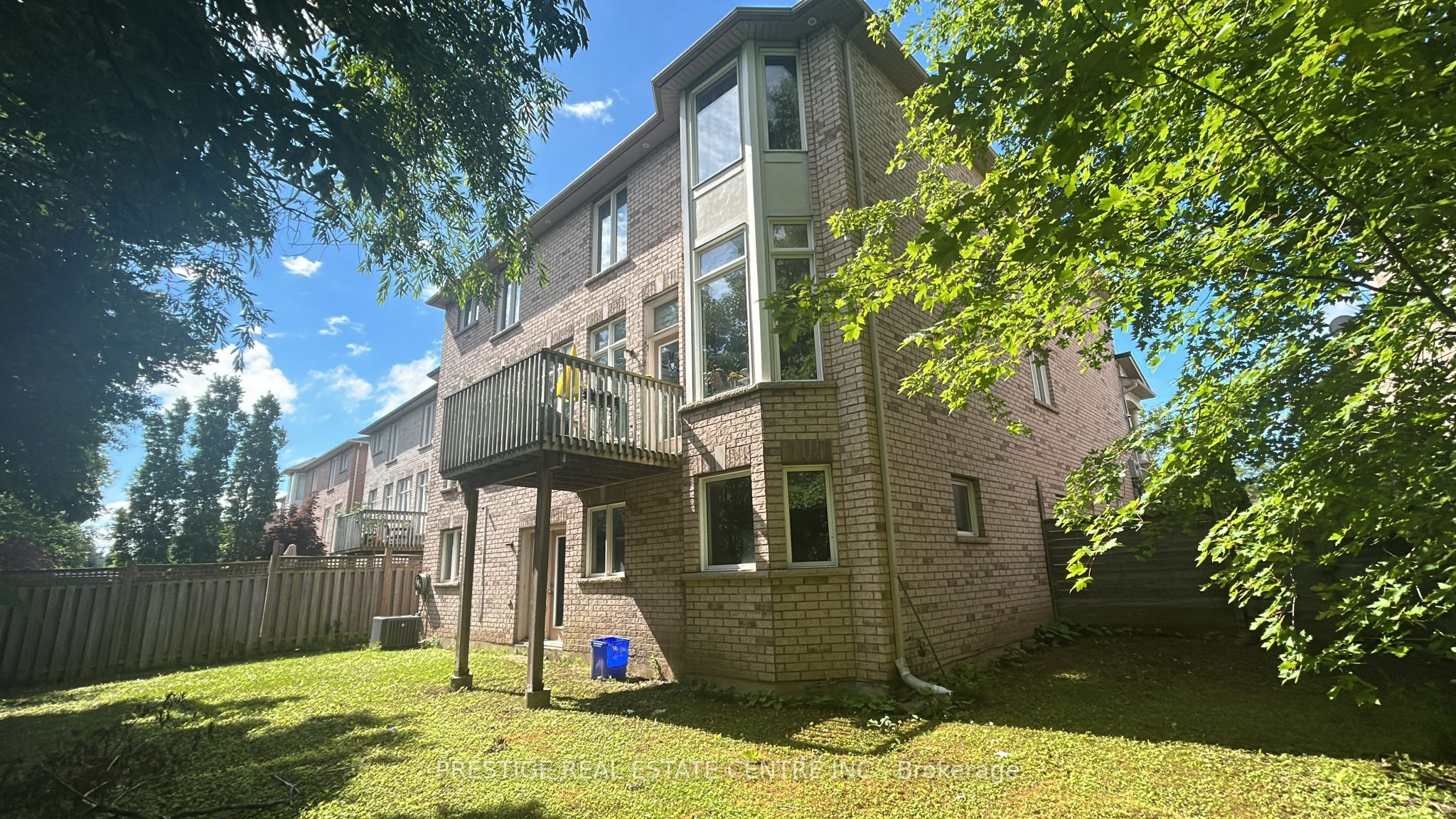 1527 Stewart Crescent