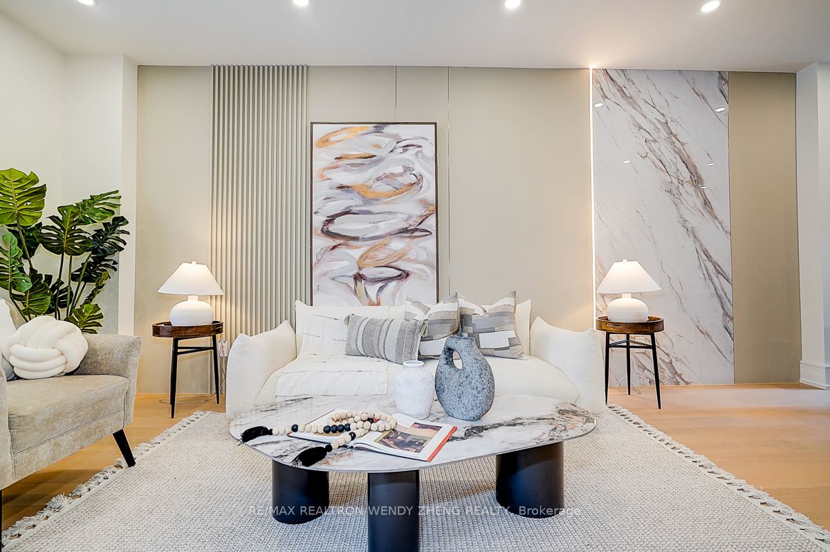 2179 Dundas Street W