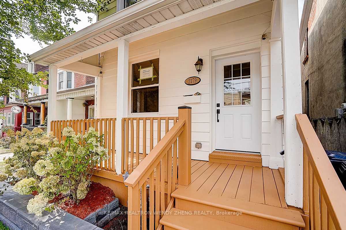 2179 Dundas Street W