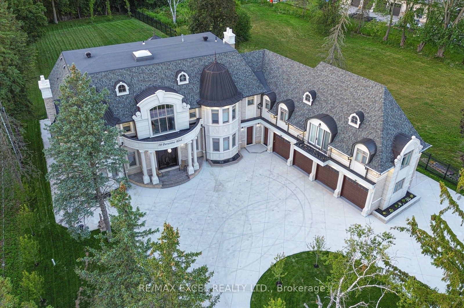 28 Personna Boulevard