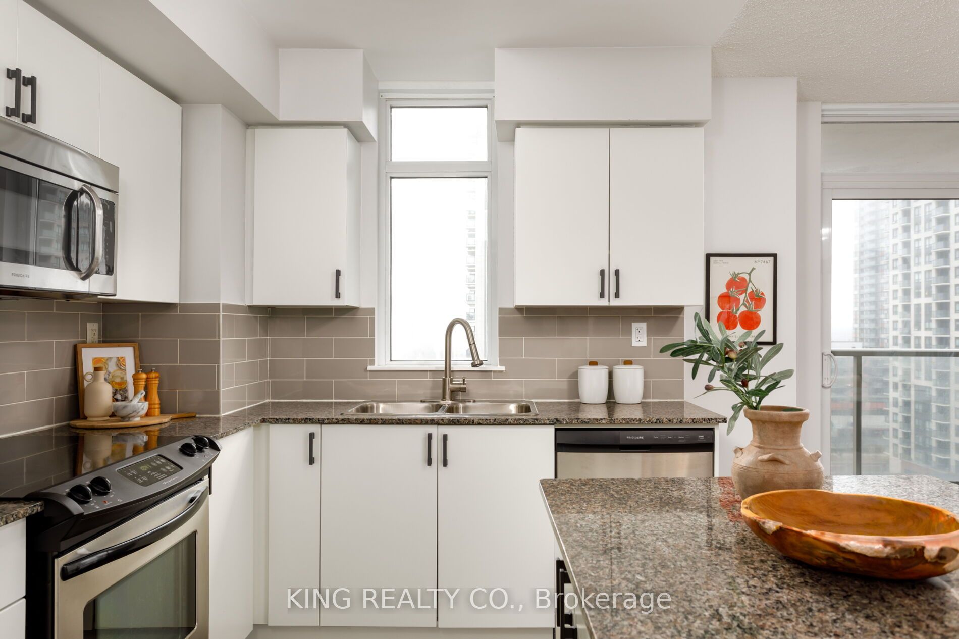 816 Lansdowne Avenue 1112