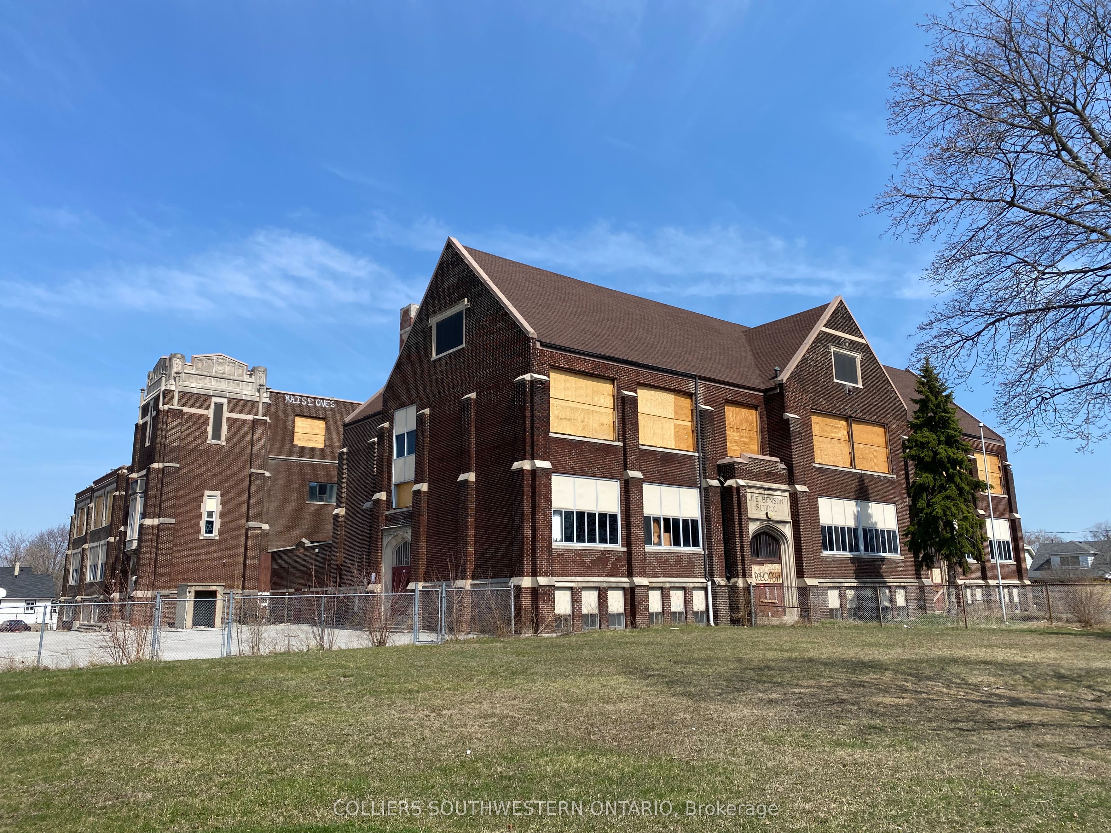 1542-1556 WYANDOTTE Street W