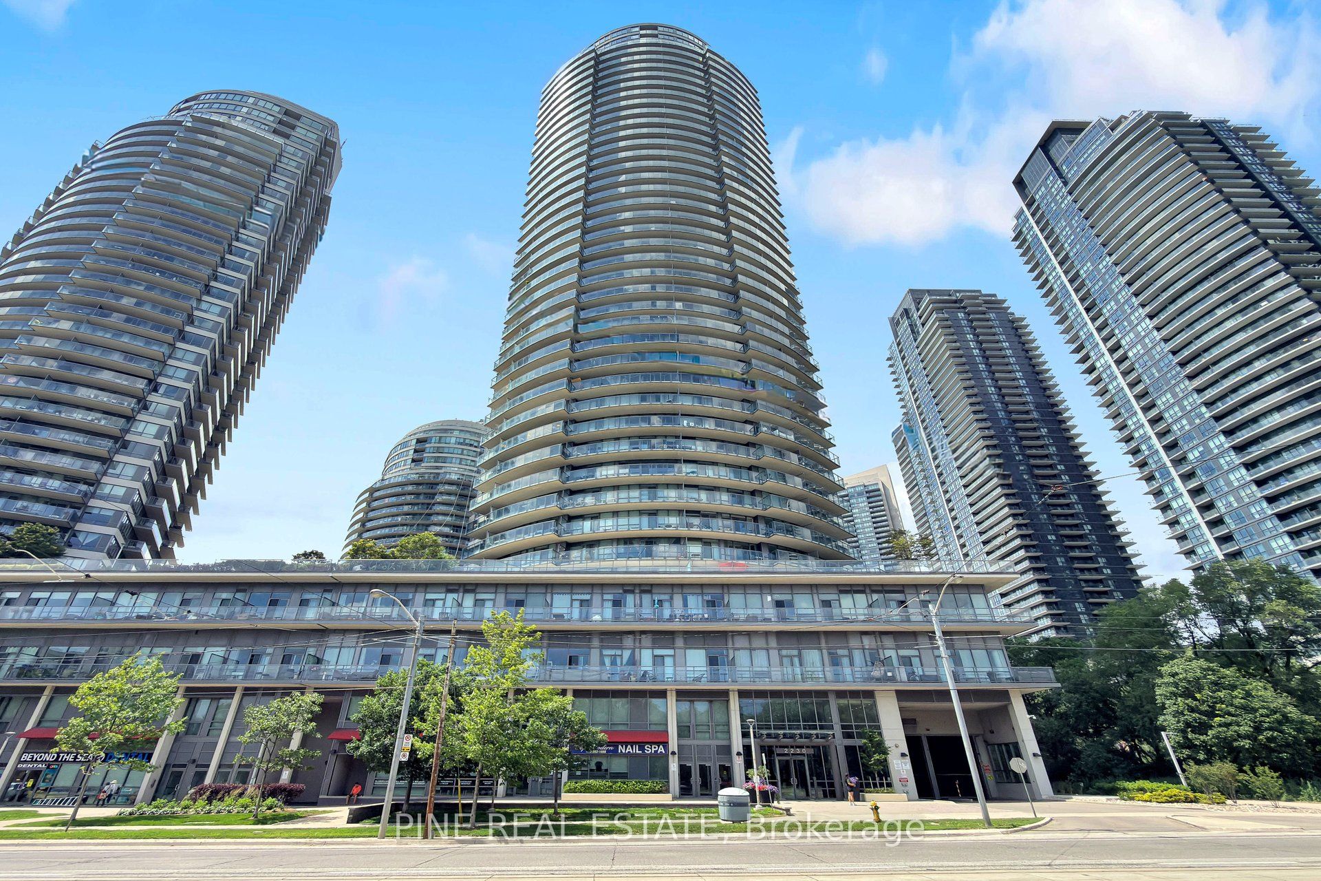 2230 Lake Shore Boulevard W 1807