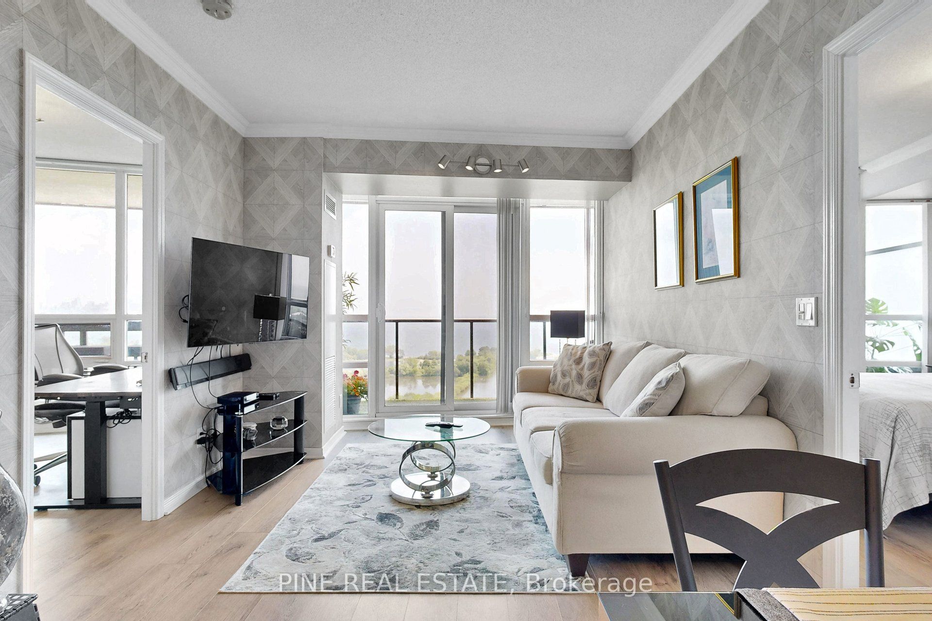 2230 Lake Shore Boulevard W 1807
