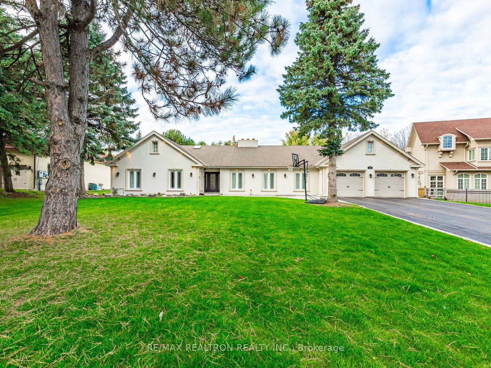 33 Carolwood Crescent