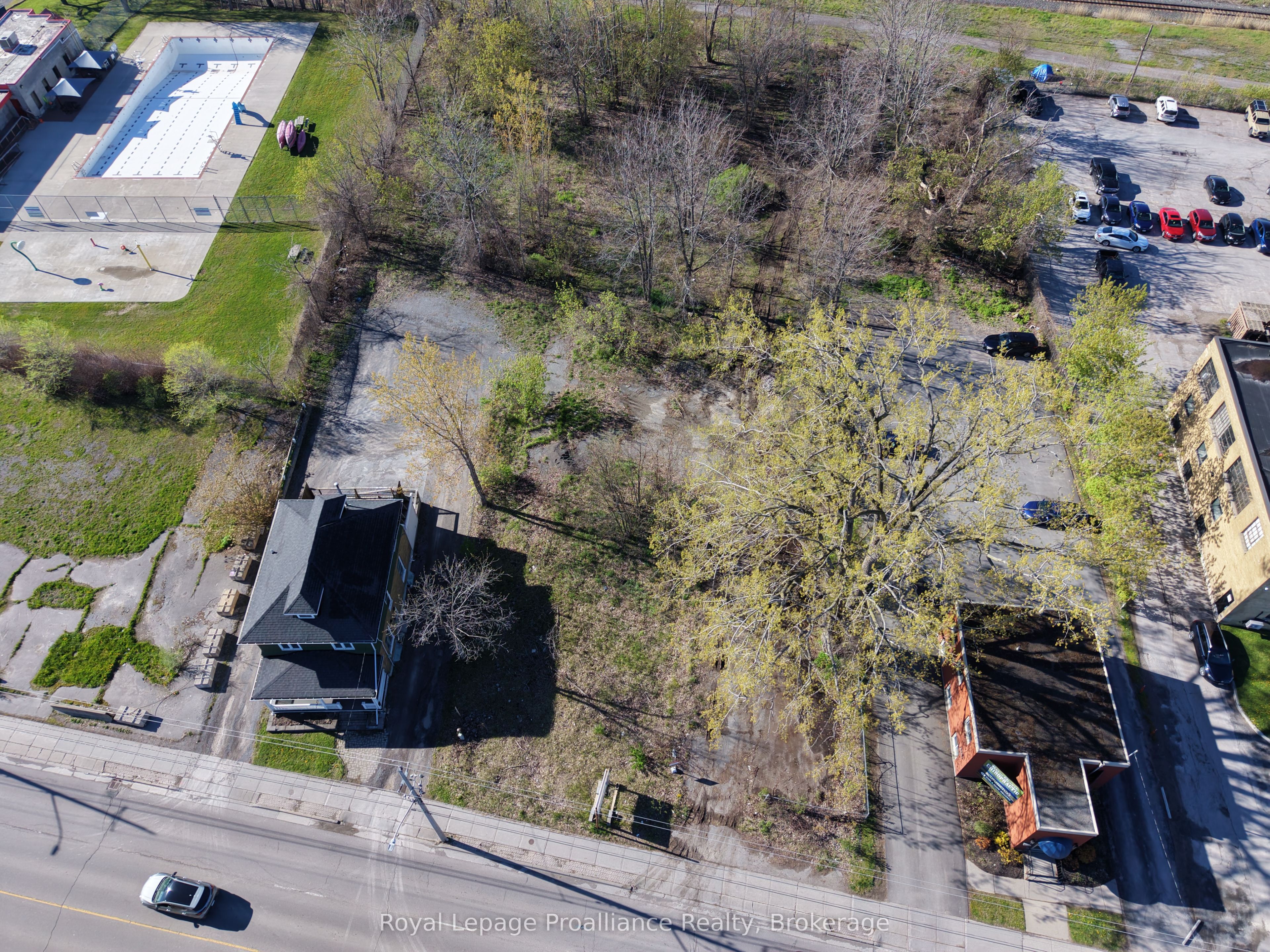 133 Dundas Street E