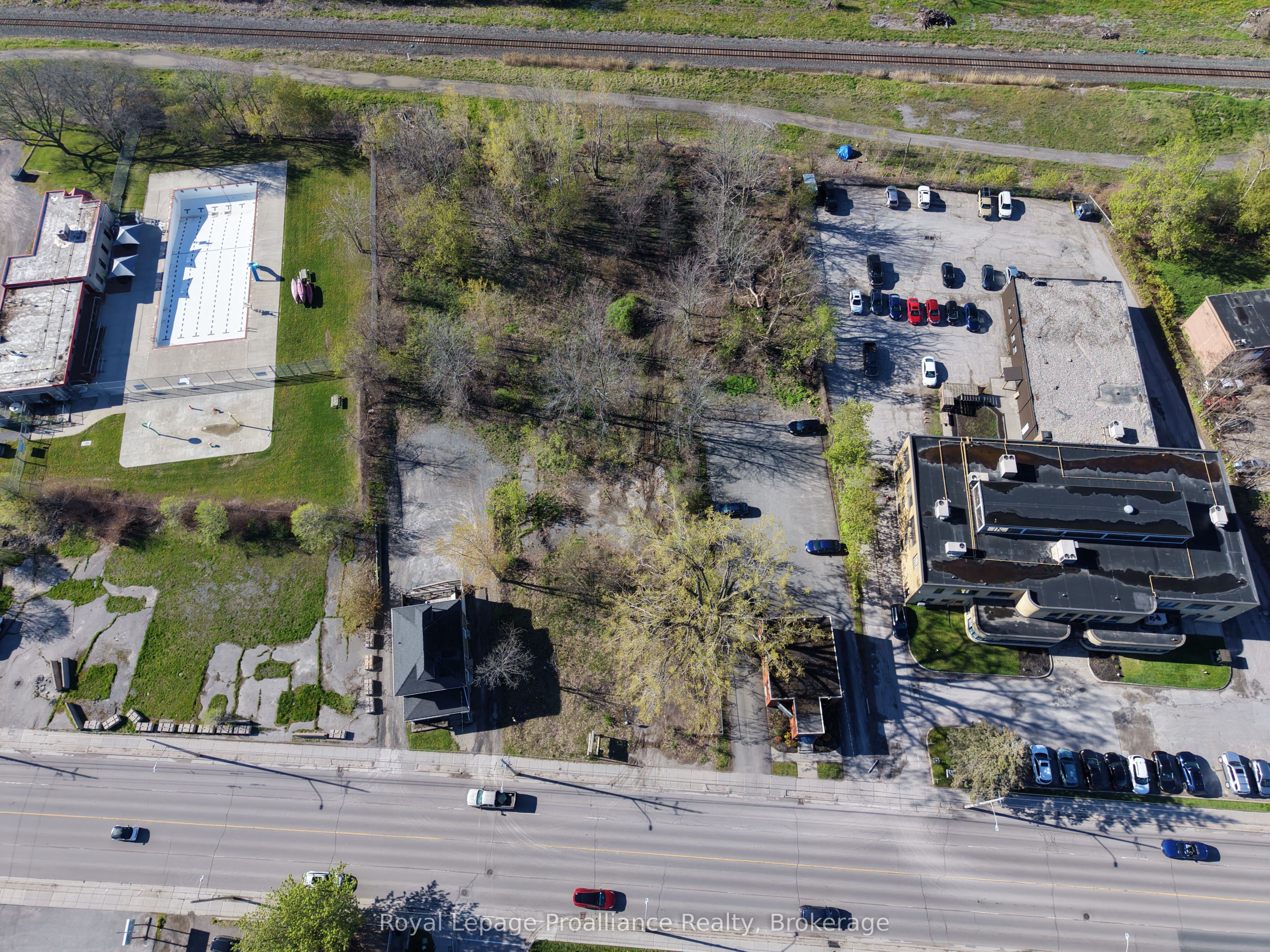 133 Dundas Street E