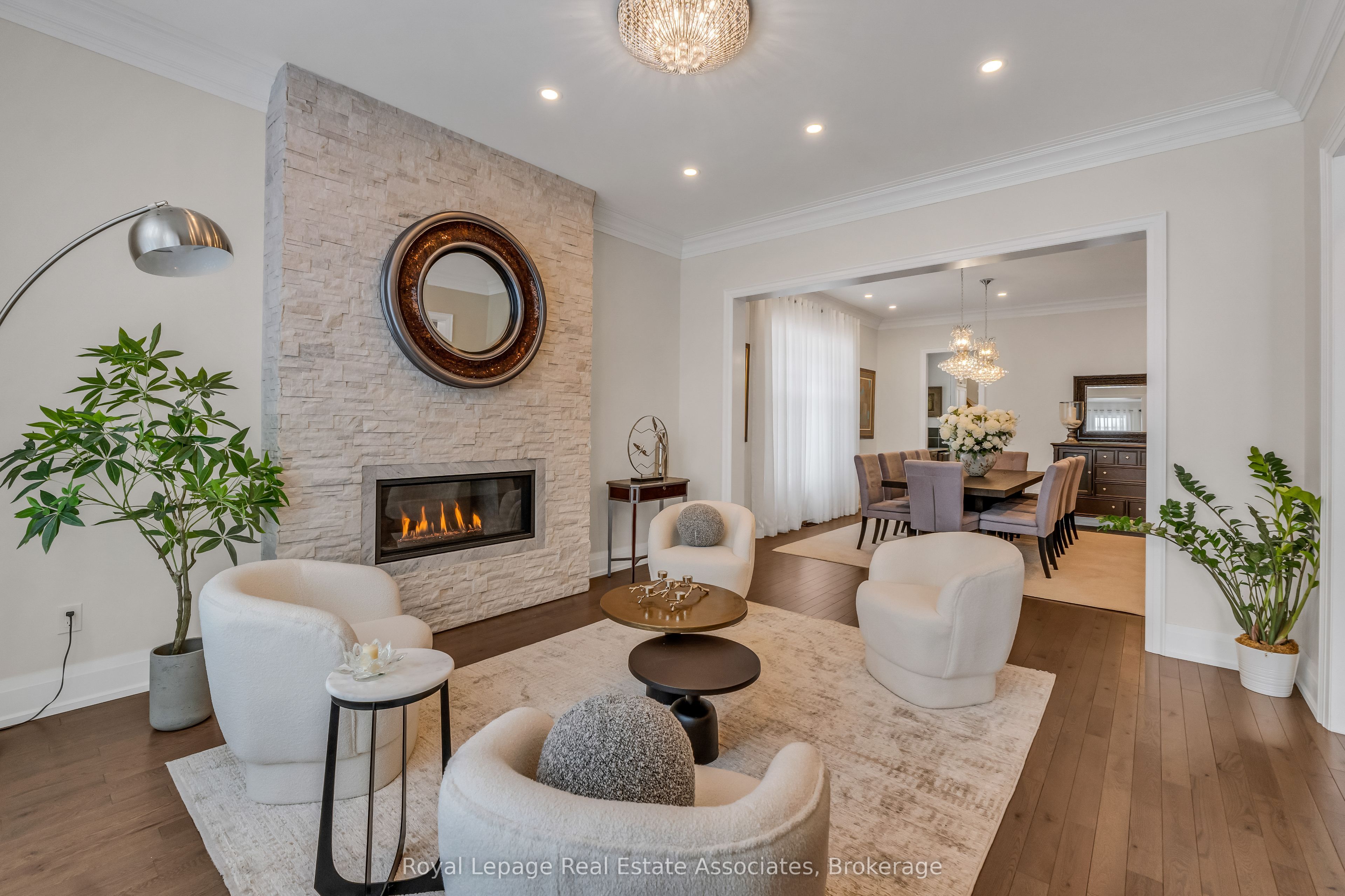 1285 Mineola Gardens