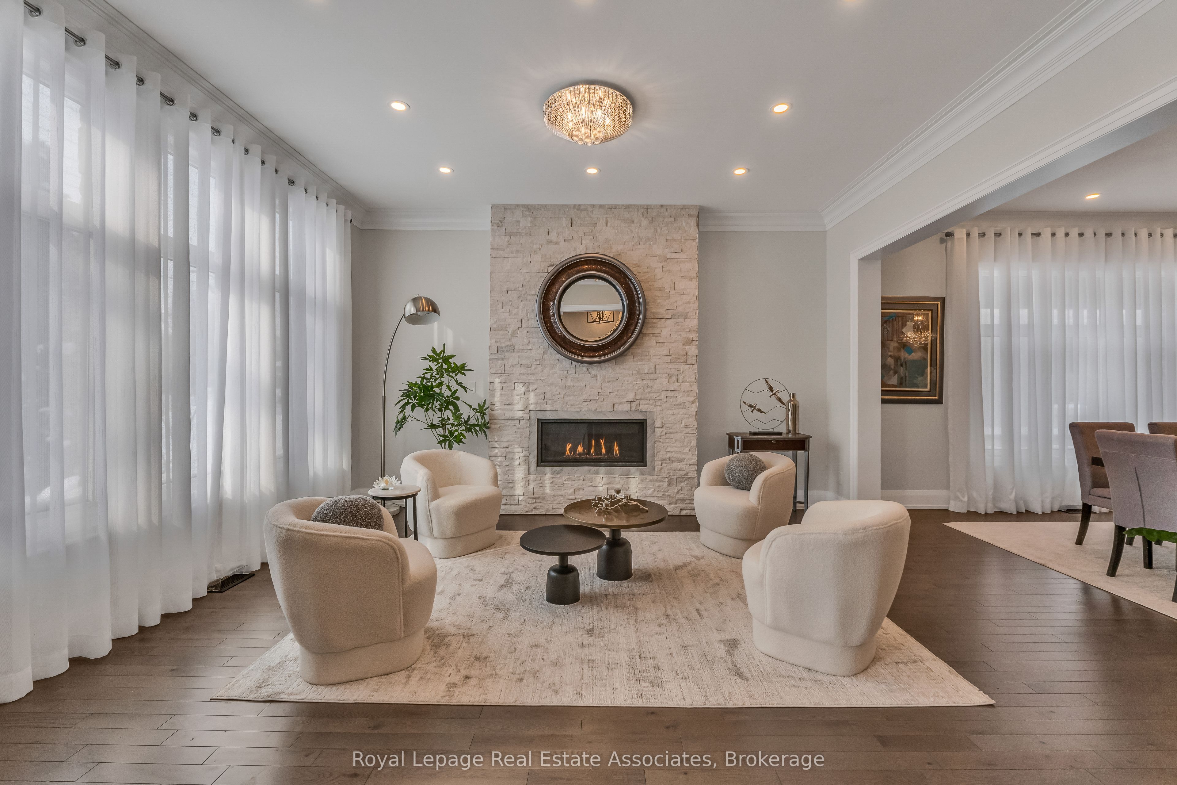 1285 Mineola Gardens