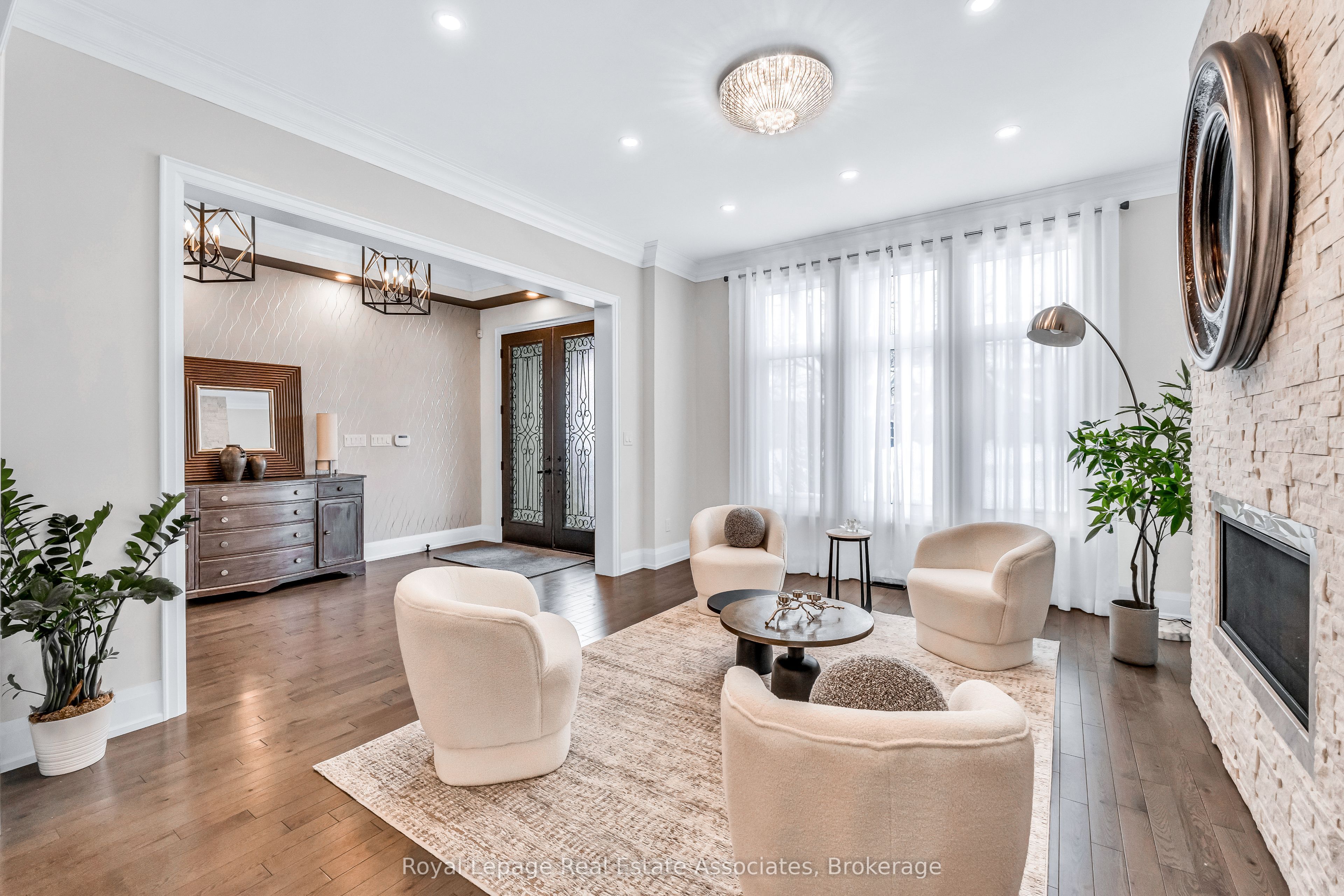 1285 Mineola Gardens