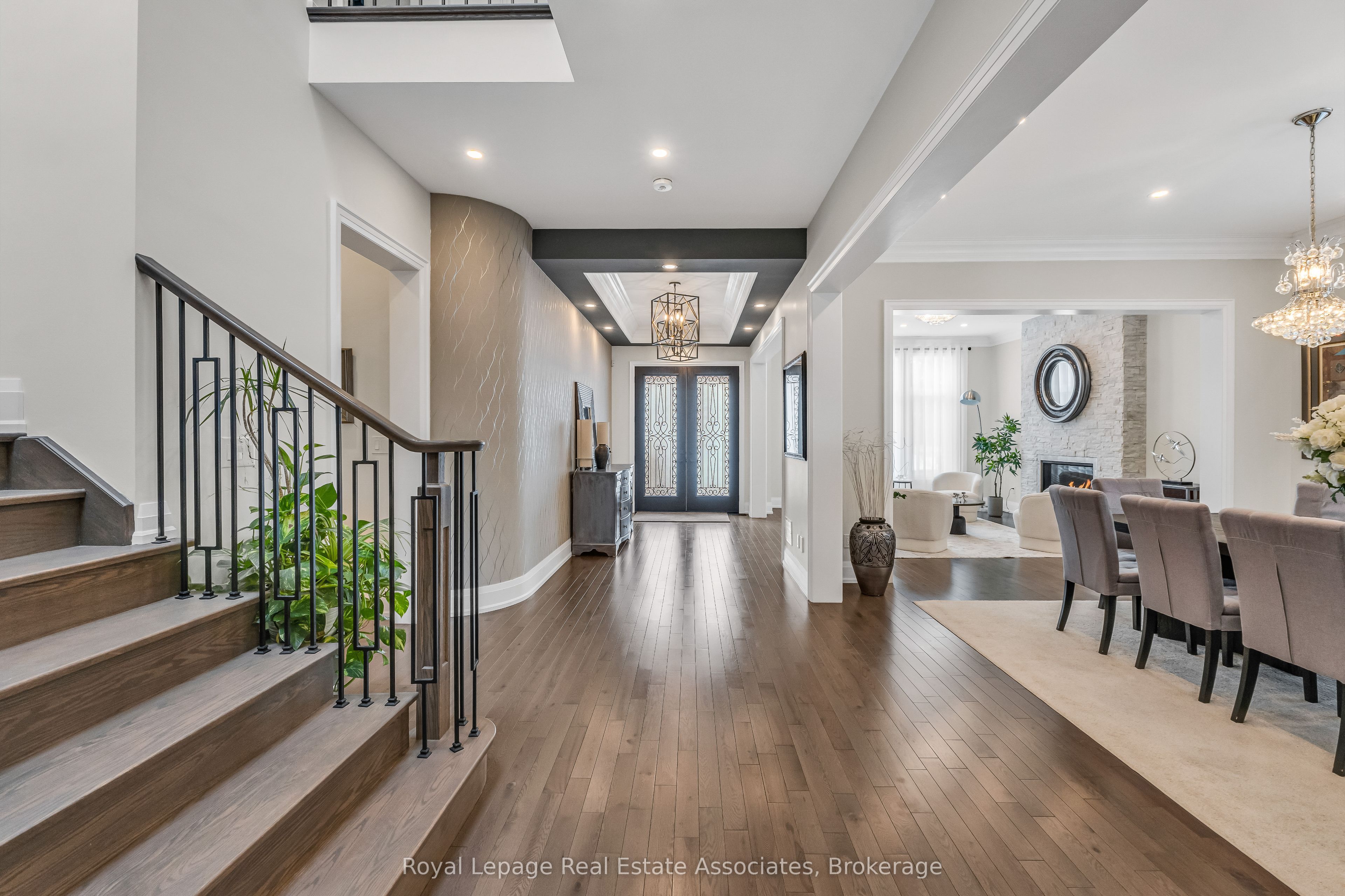 1285 Mineola Gardens