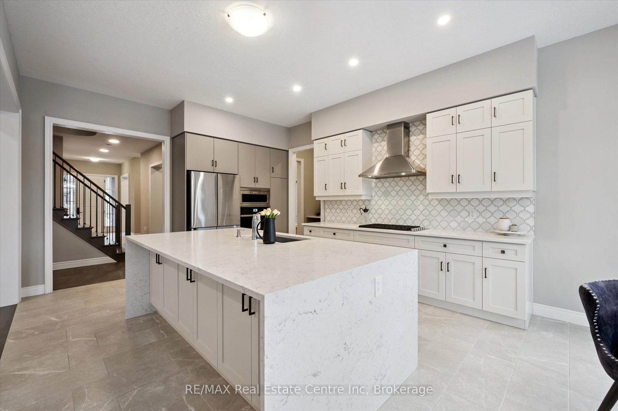 187 Ambrous Crescent