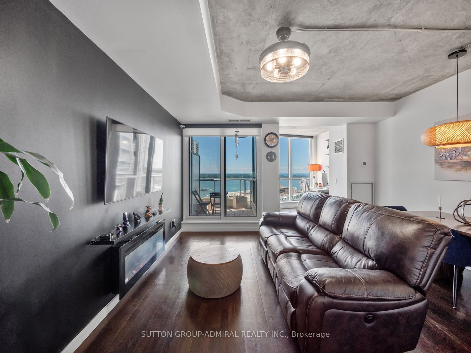 218 Queens Quay Boulevard W 2103