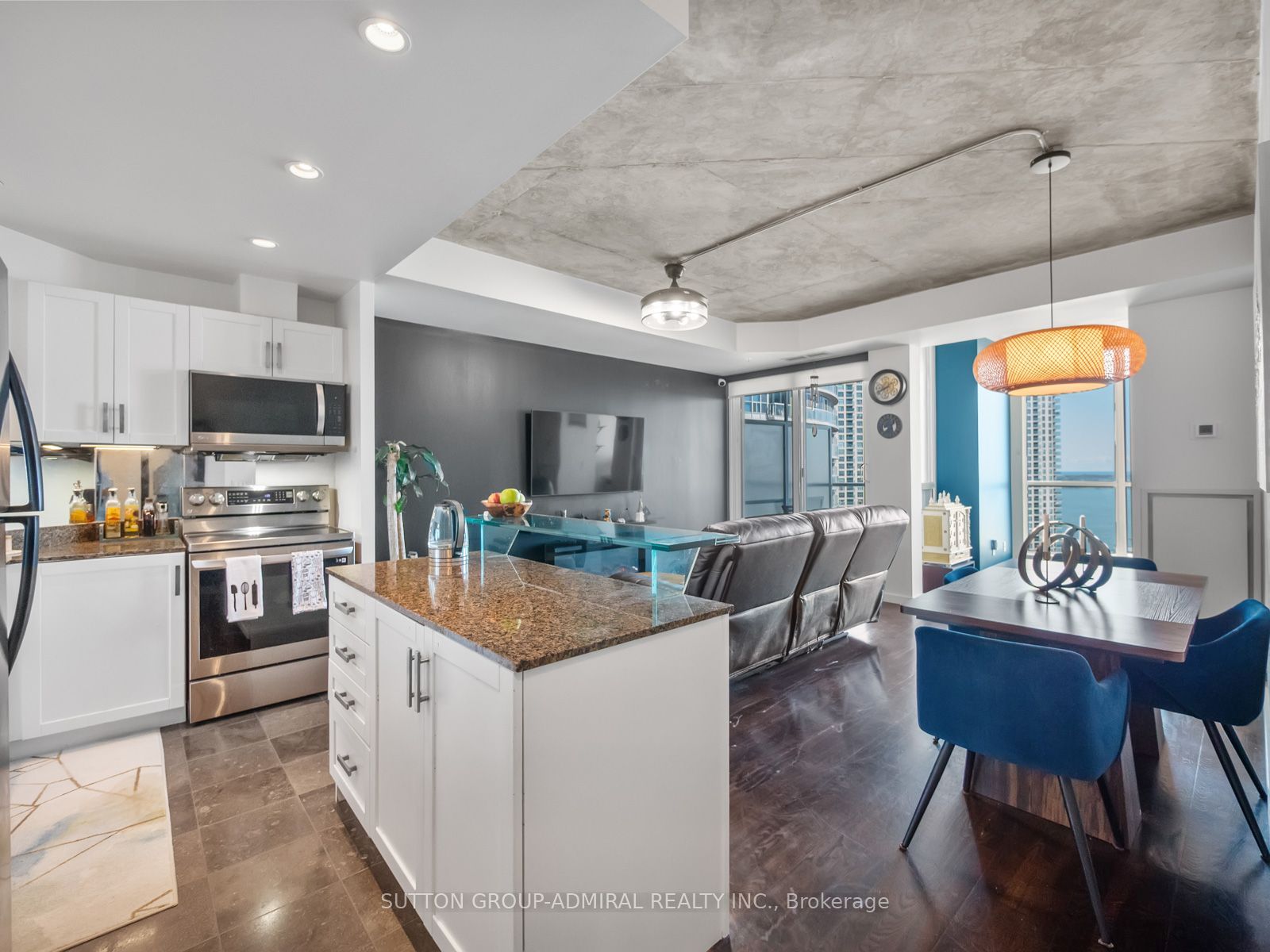 218 Queens Quay Boulevard W 2103