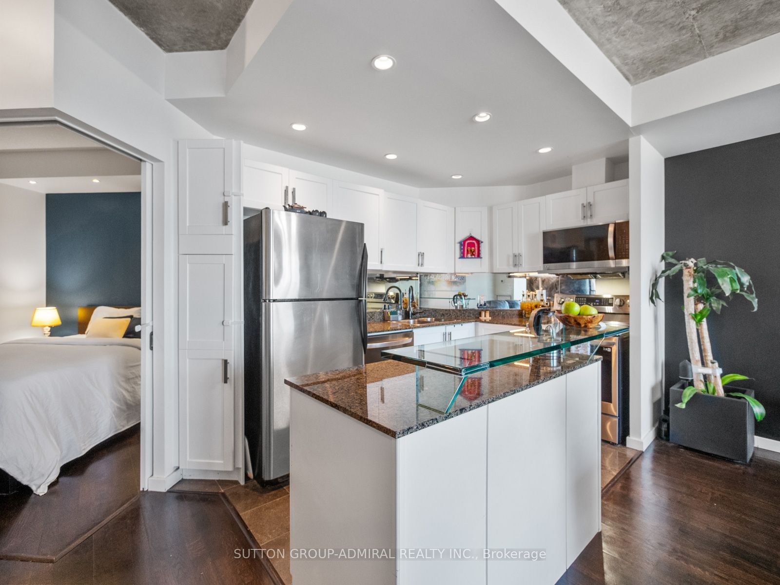 218 Queens Quay Boulevard W 2103