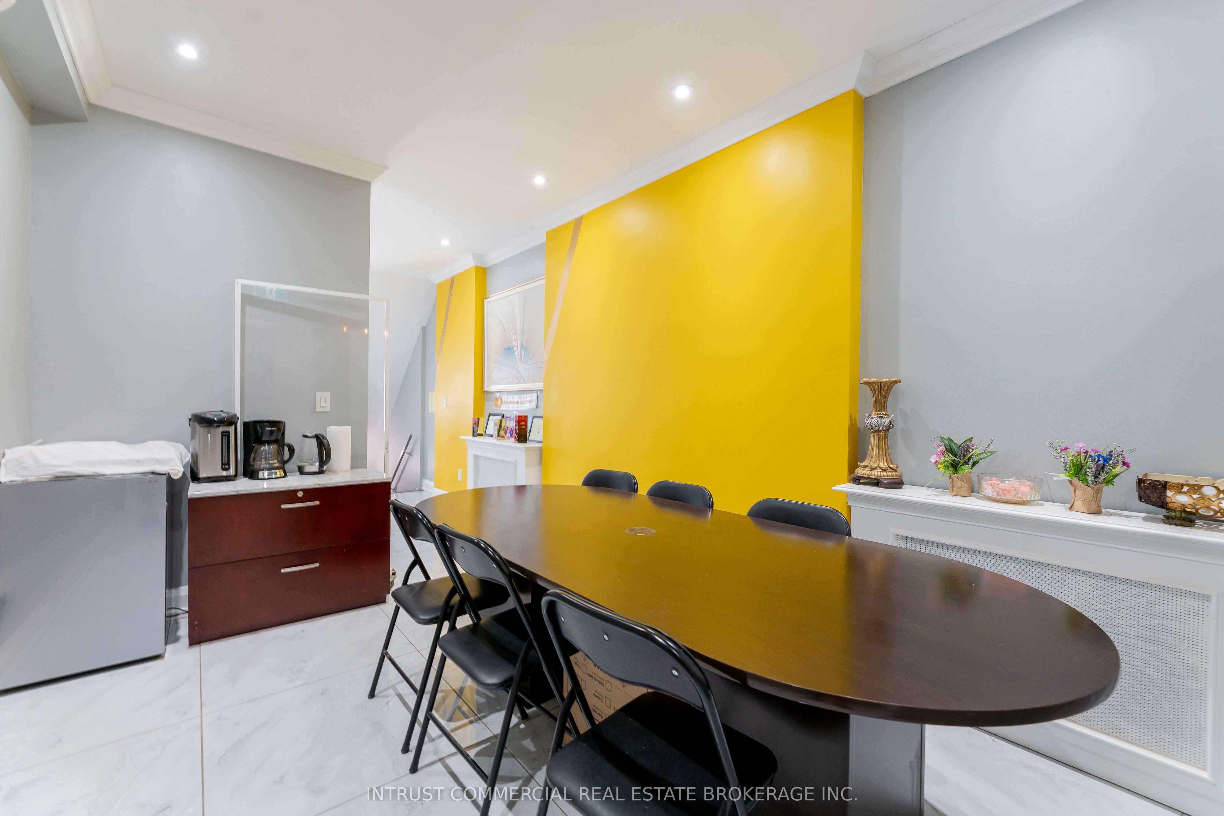 2544 Eglinton Avenue W