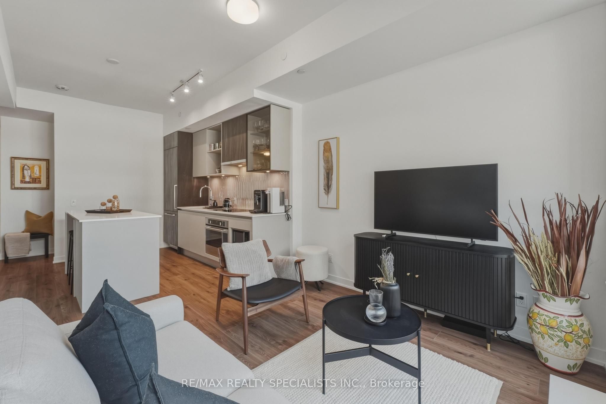 405 Dundas Street W 314