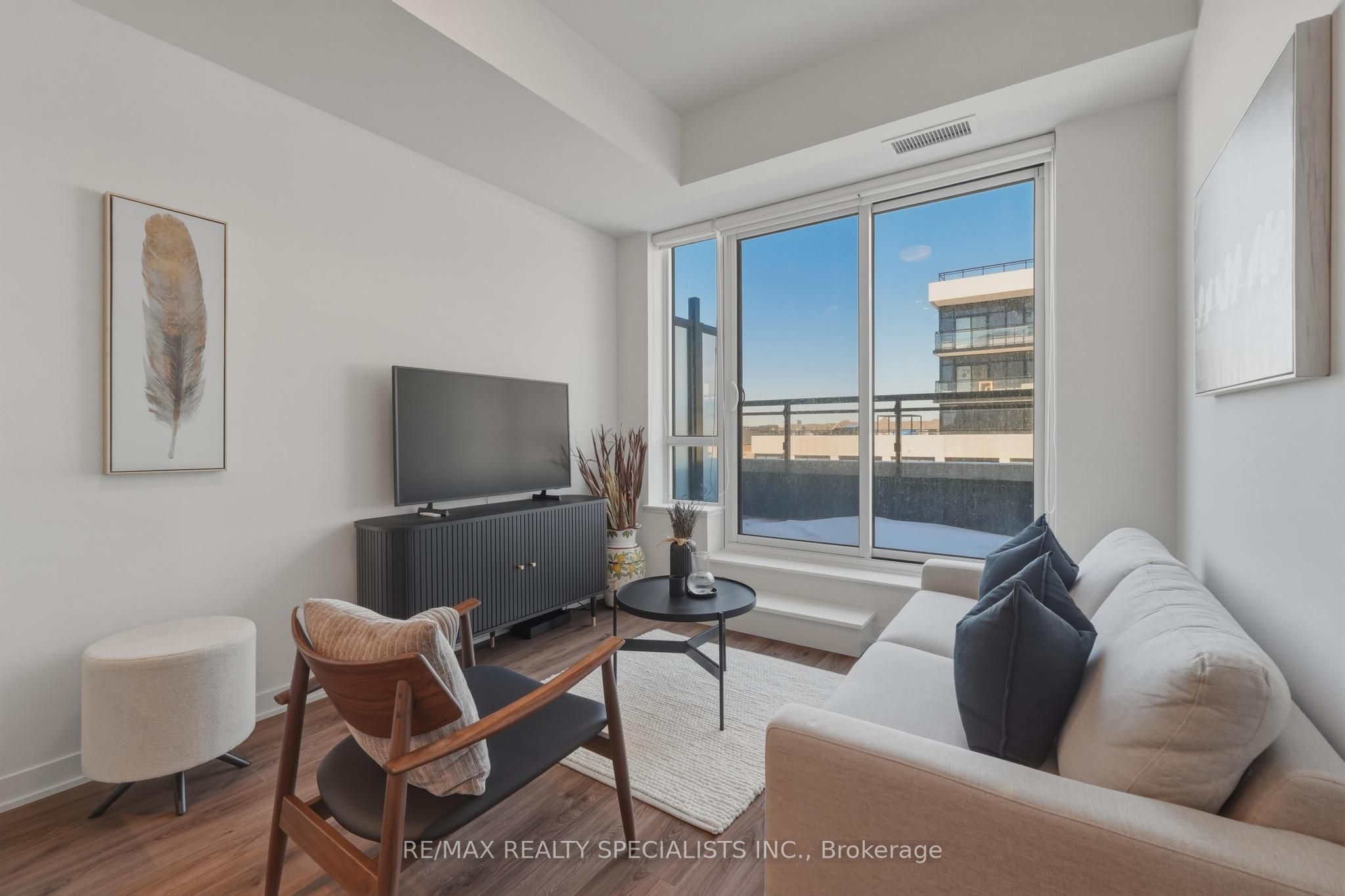 405 Dundas Street W 314