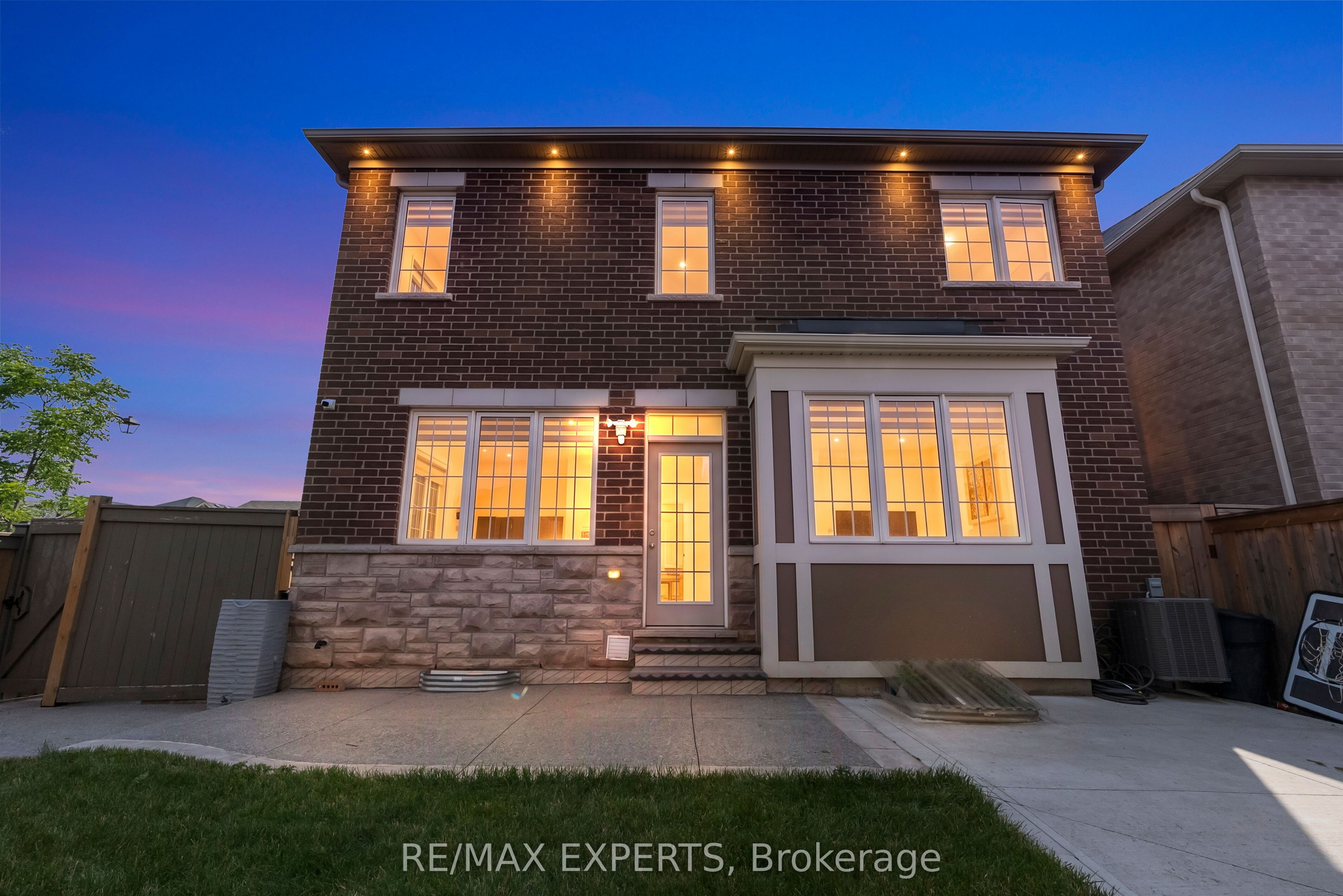 1253 Duignan Crescent