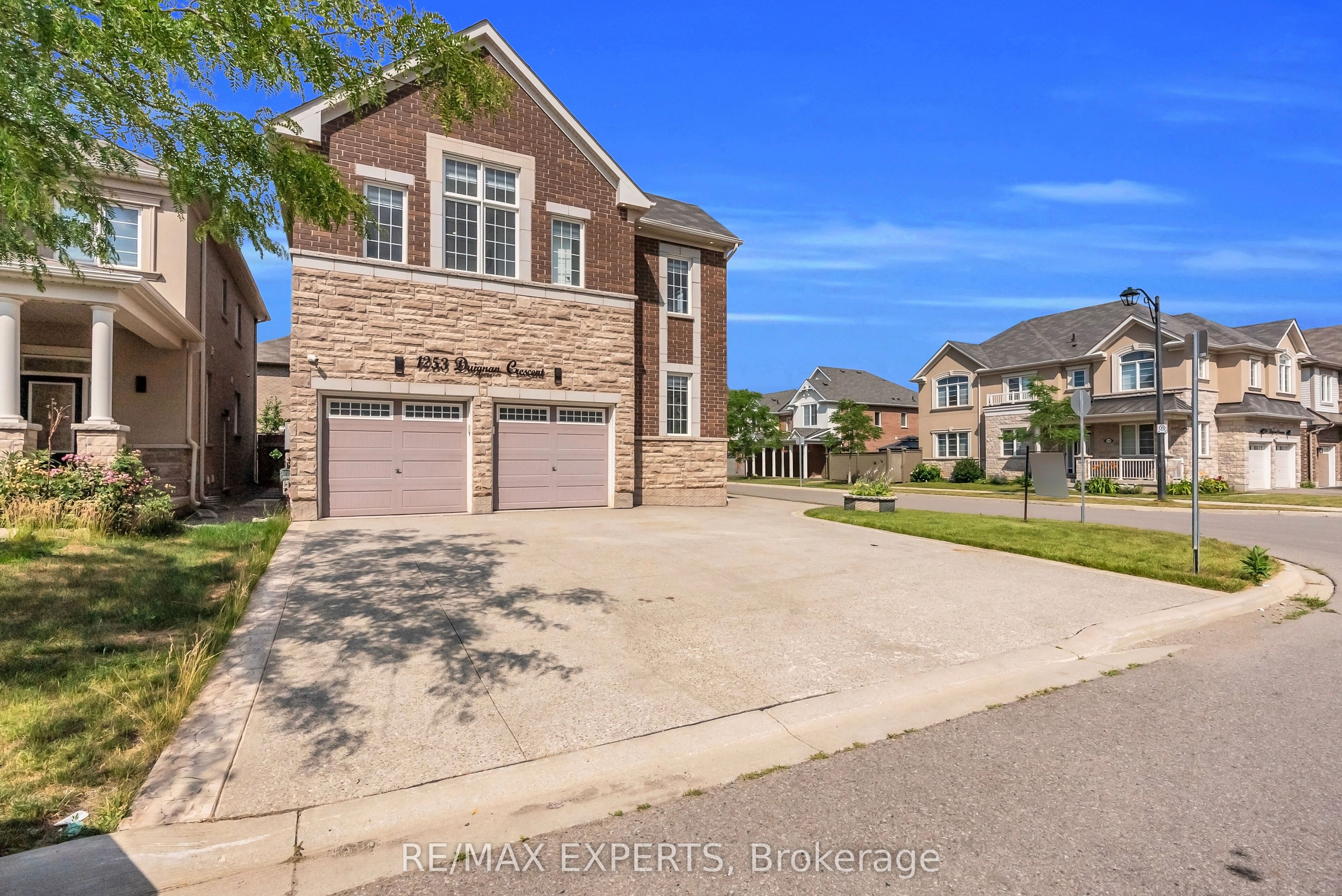 1253 Duignan Crescent