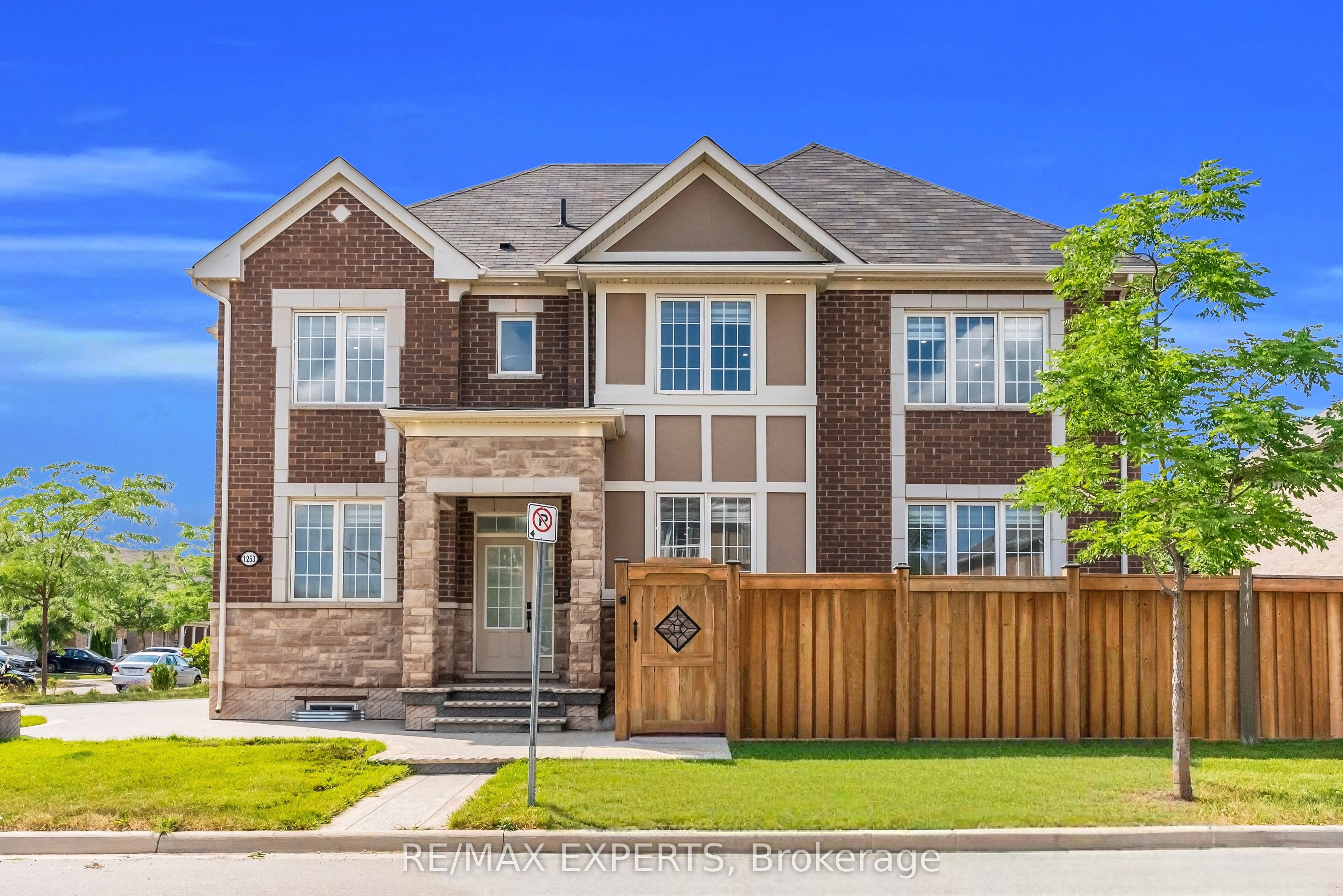1253 Duignan Crescent