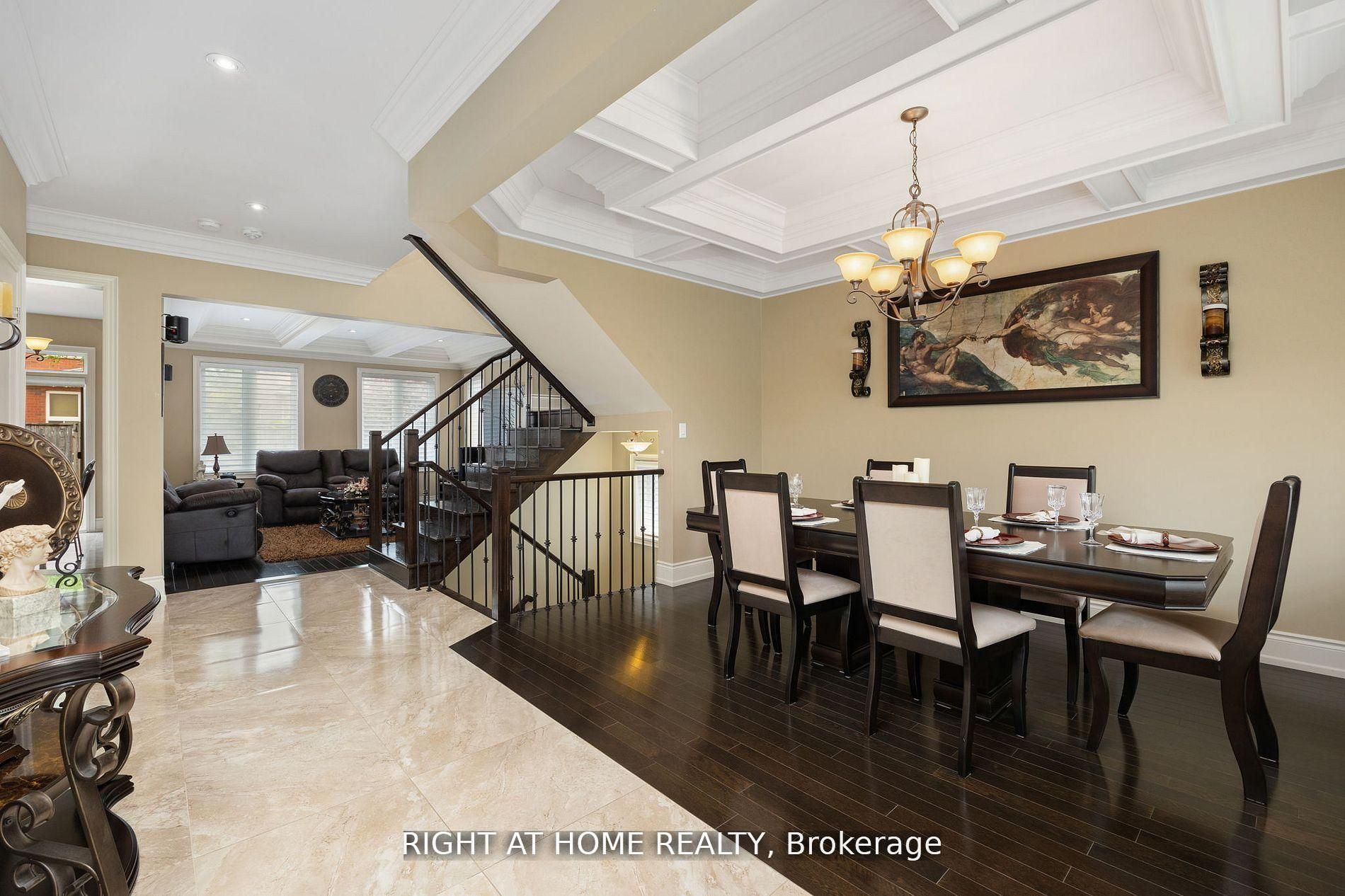 25 CHARTERHOUSE Drive N