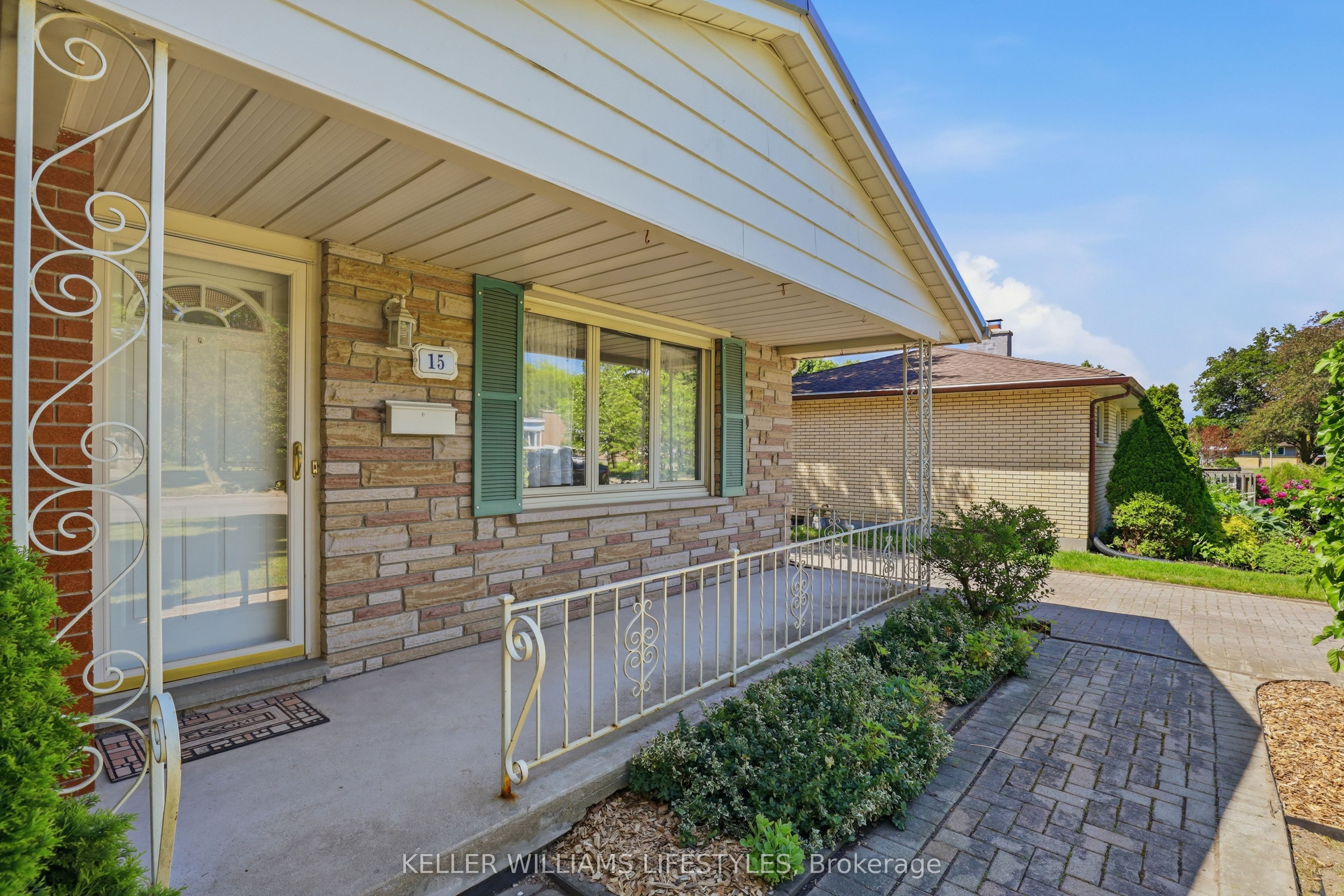 15 Hawkesbury Avenue