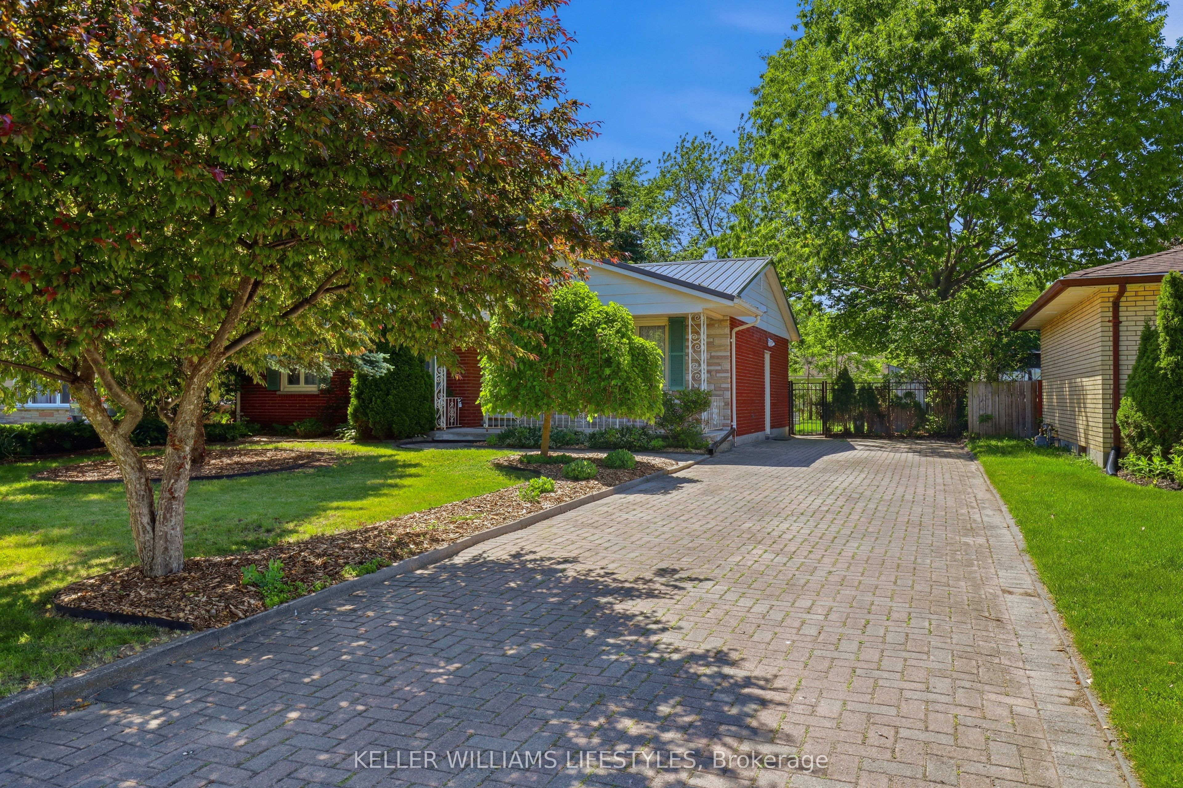 15 Hawkesbury Avenue