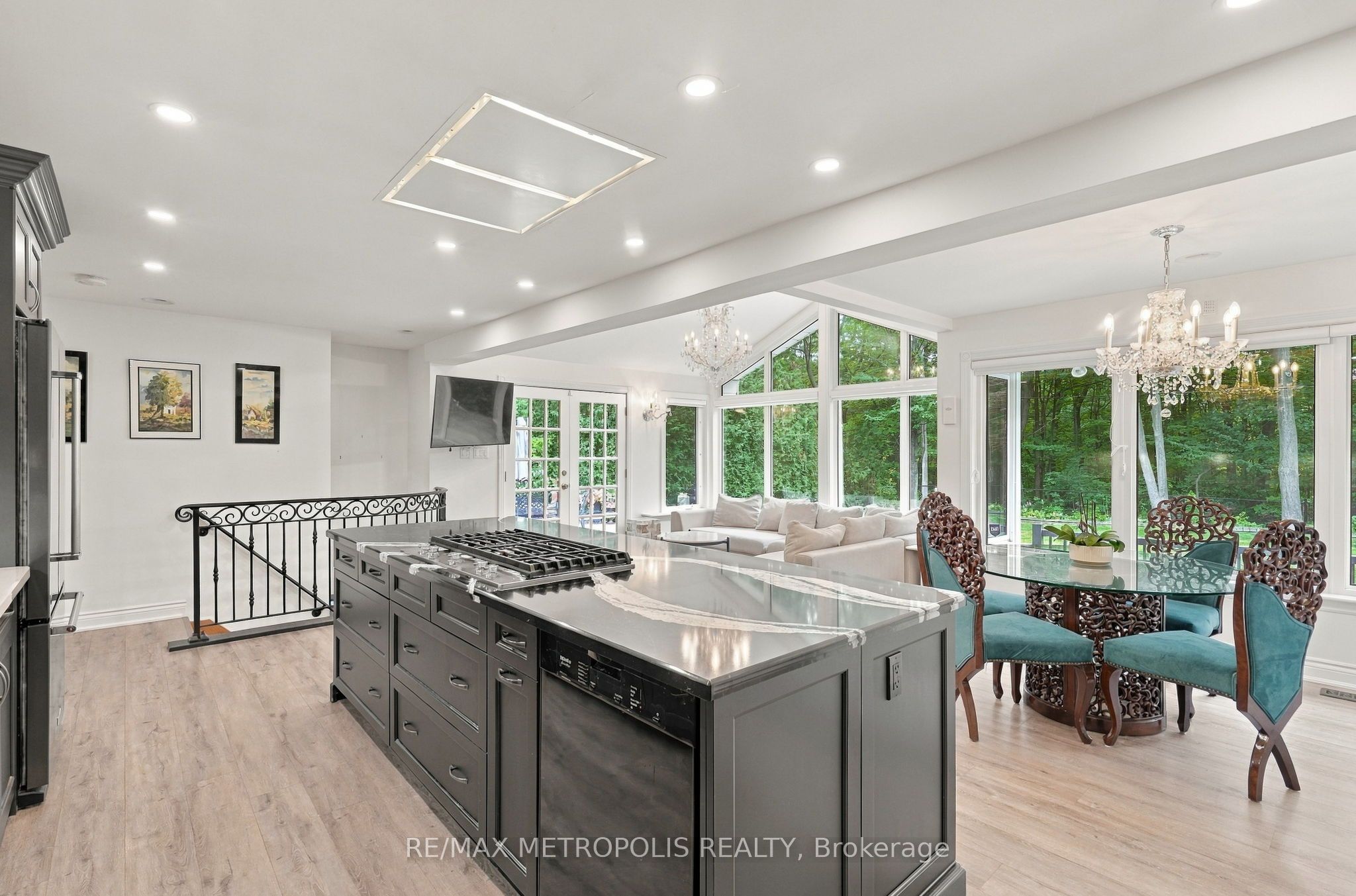 1228 Elgin Crescent
