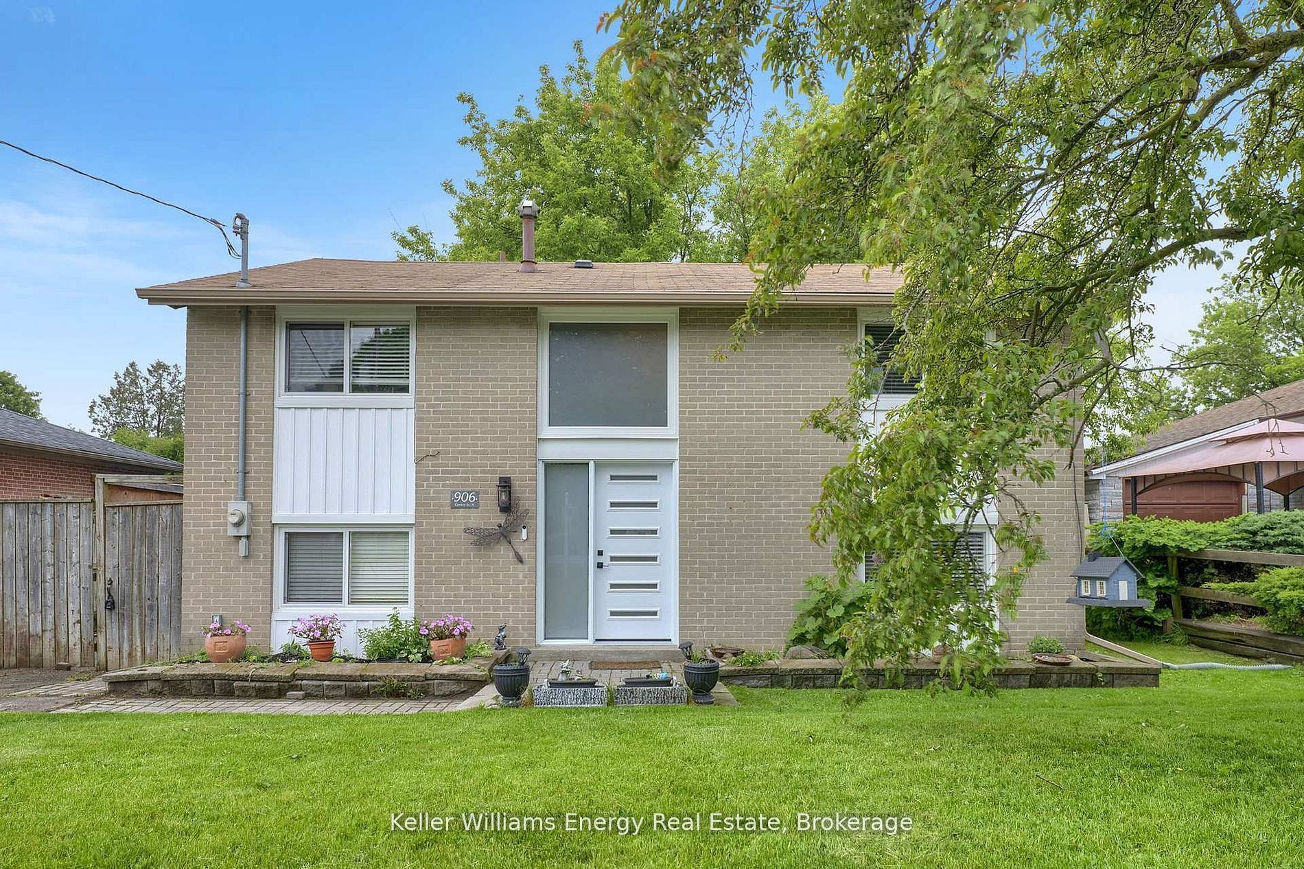 906 Centre Street N
