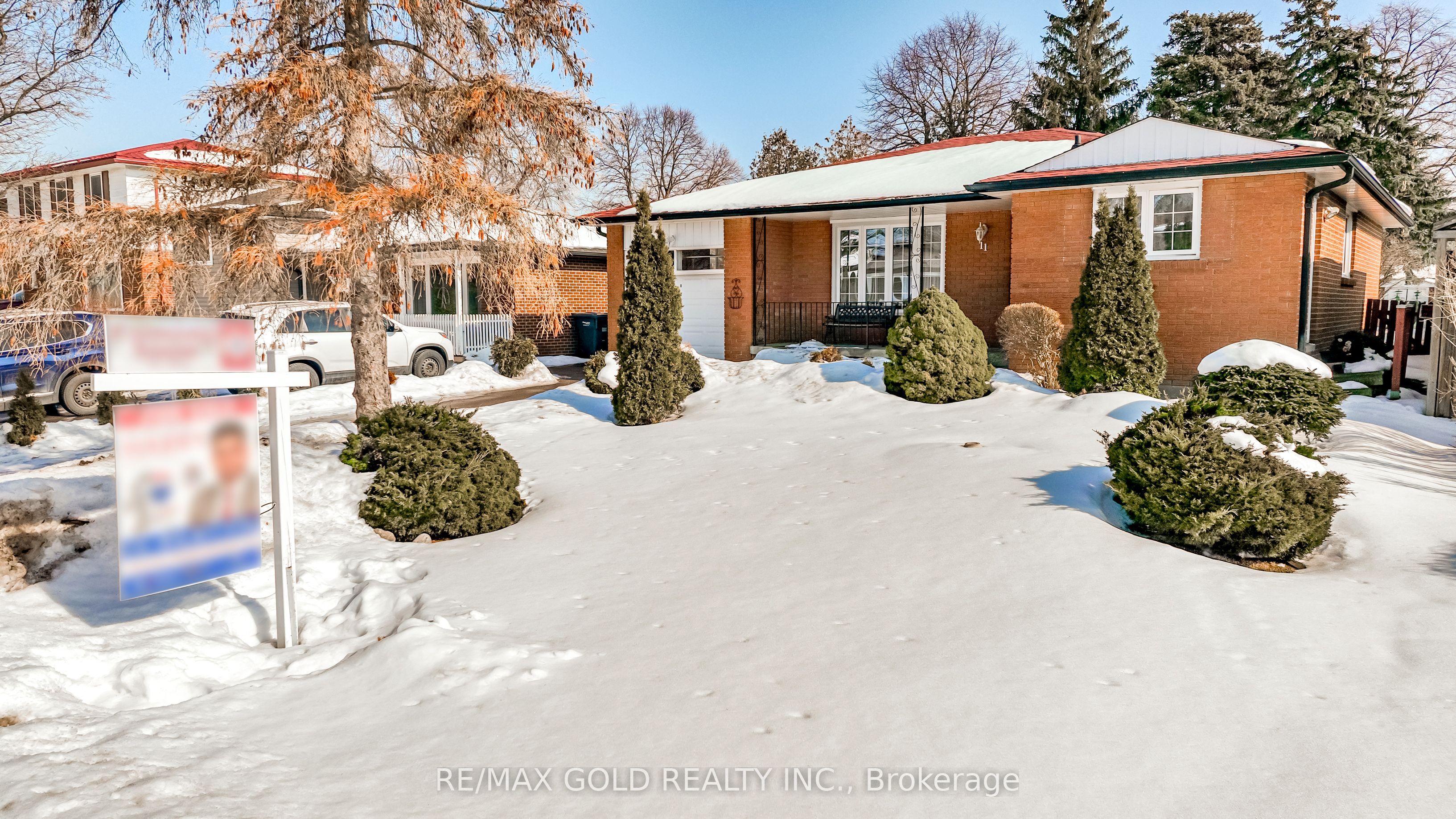 11 Edgebrook Crescent