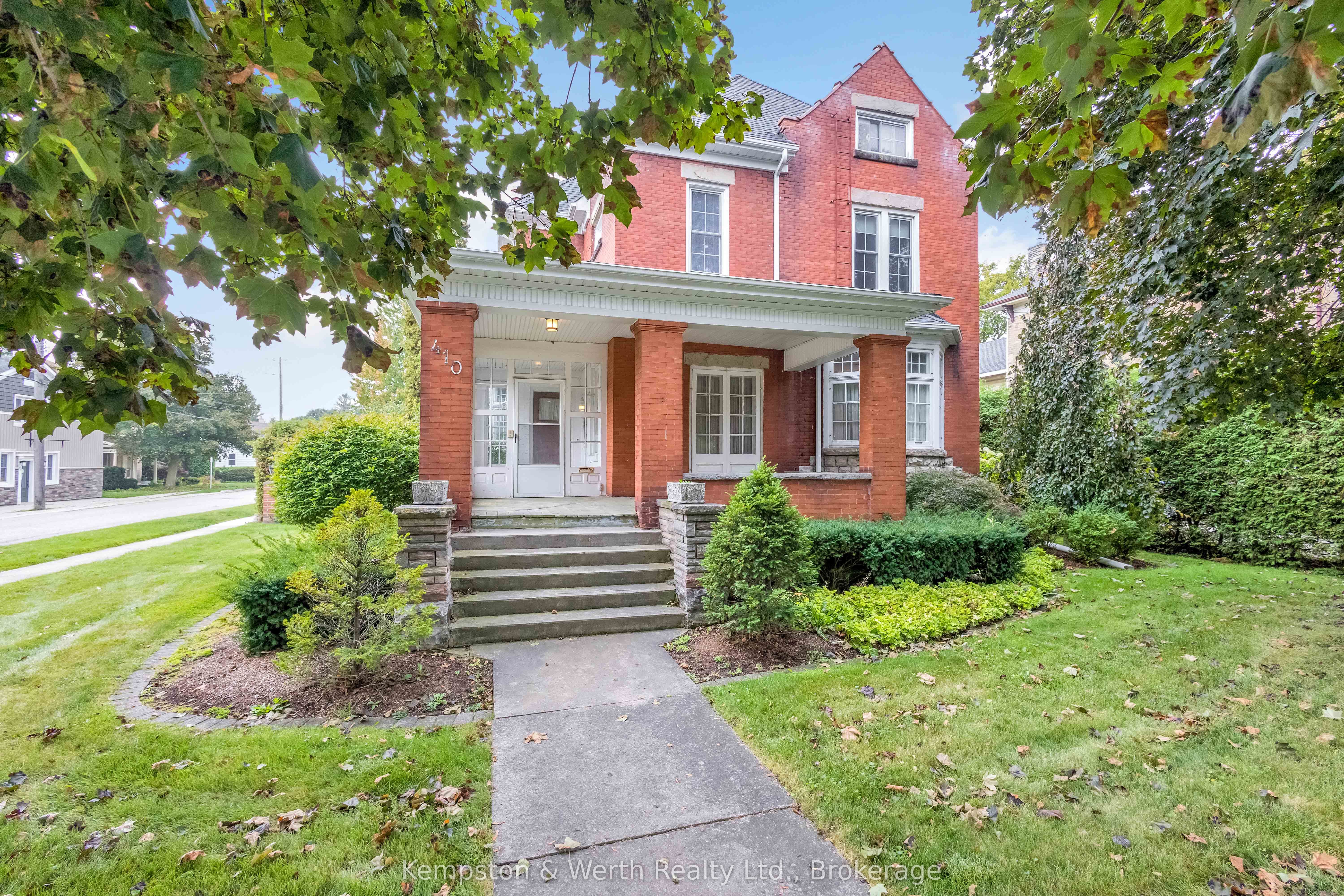 410 Main Street W