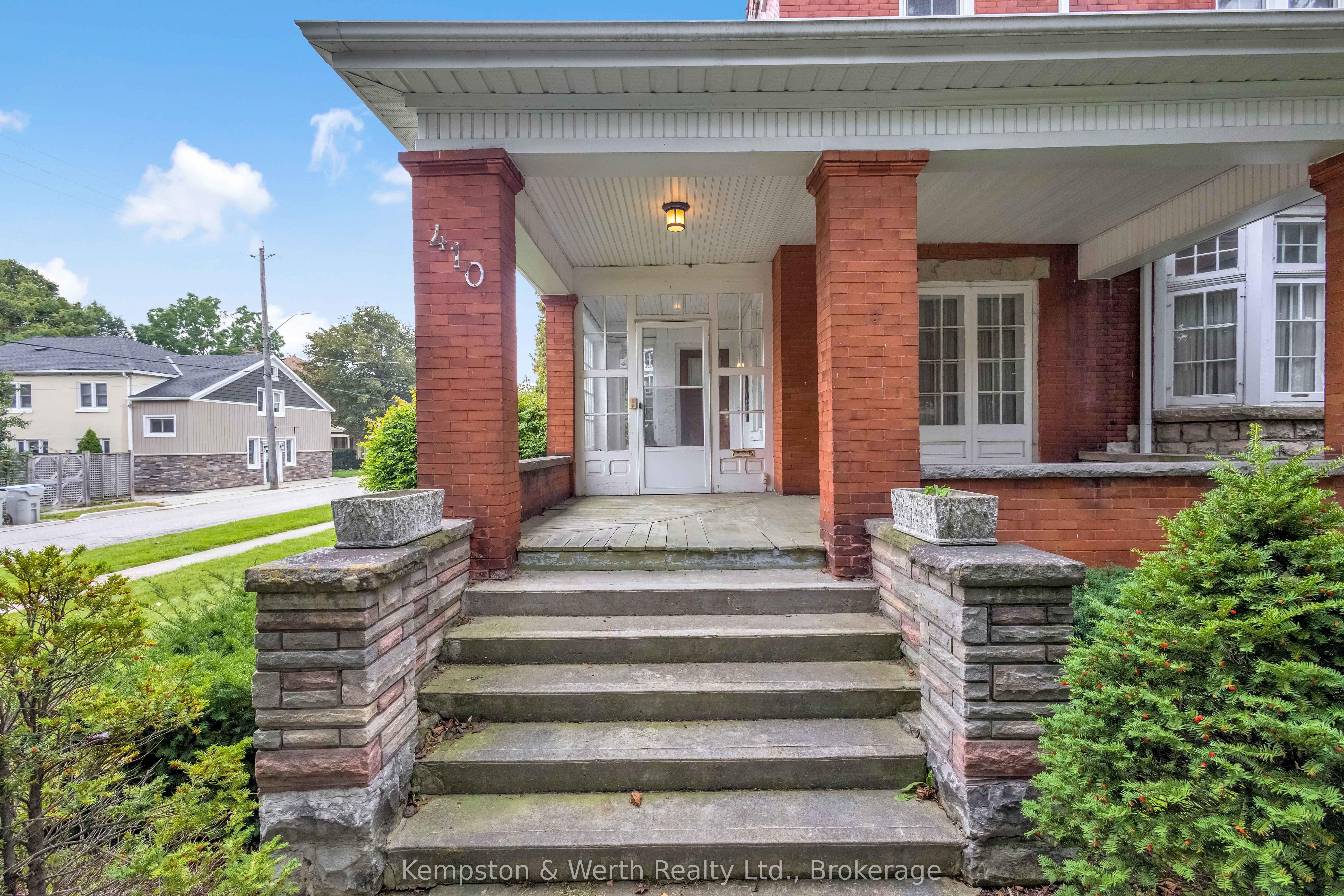 410 Main Street W