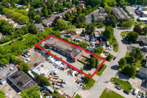 10 Harlech Court Markham ON L3T 6L5