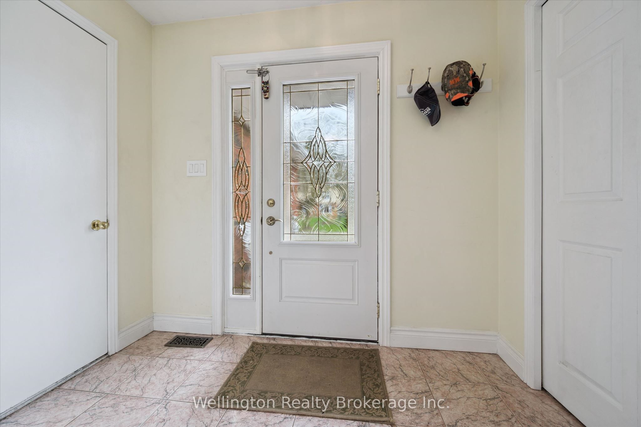 405 Clairbrook Crescent