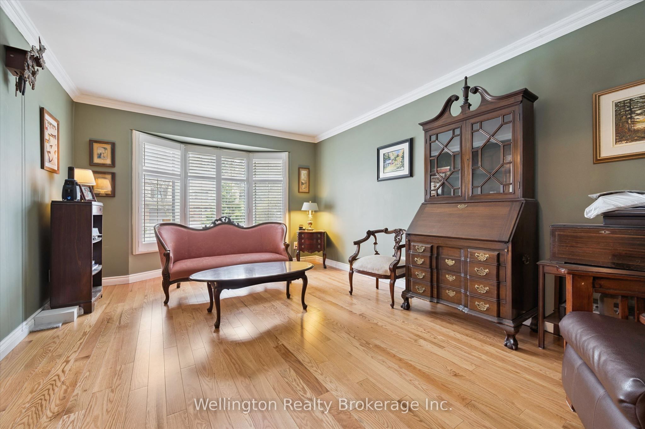 405 Clairbrook Crescent