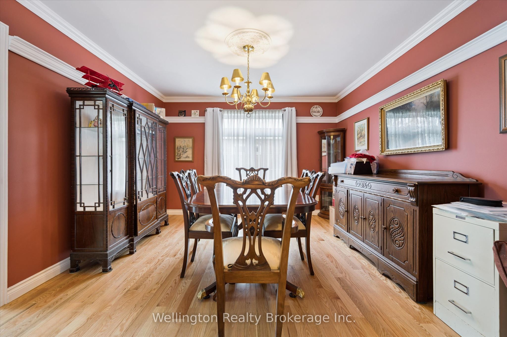 405 Clairbrook Crescent